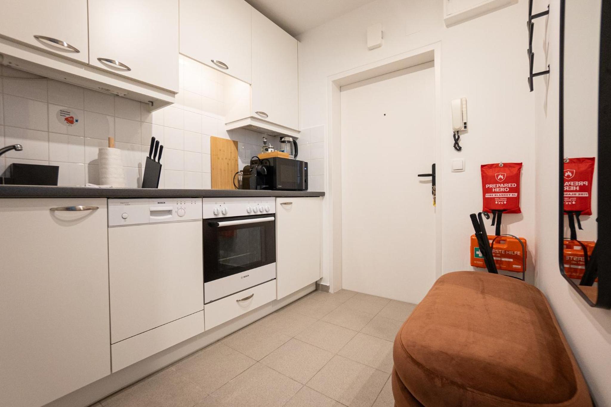 Spacious studio in prime location with queen bed