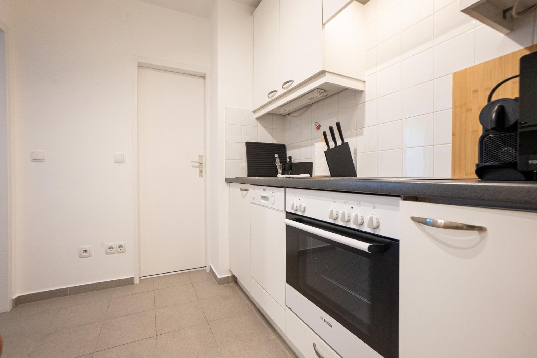 Spacious studio in prime location with queen bed