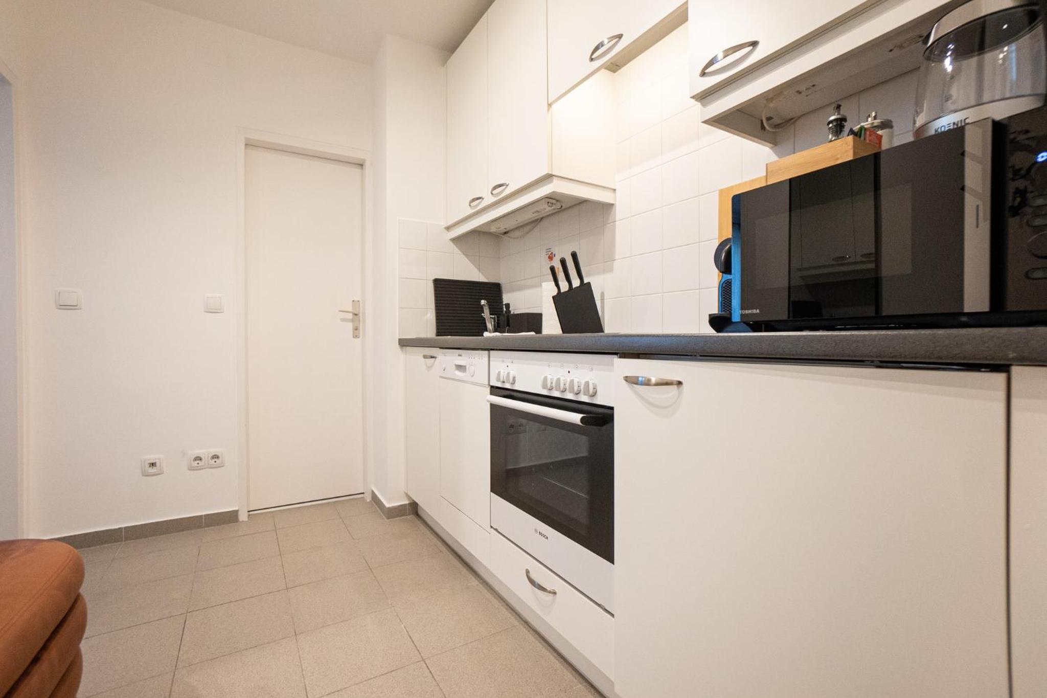 Spacious studio in prime location with queen bed