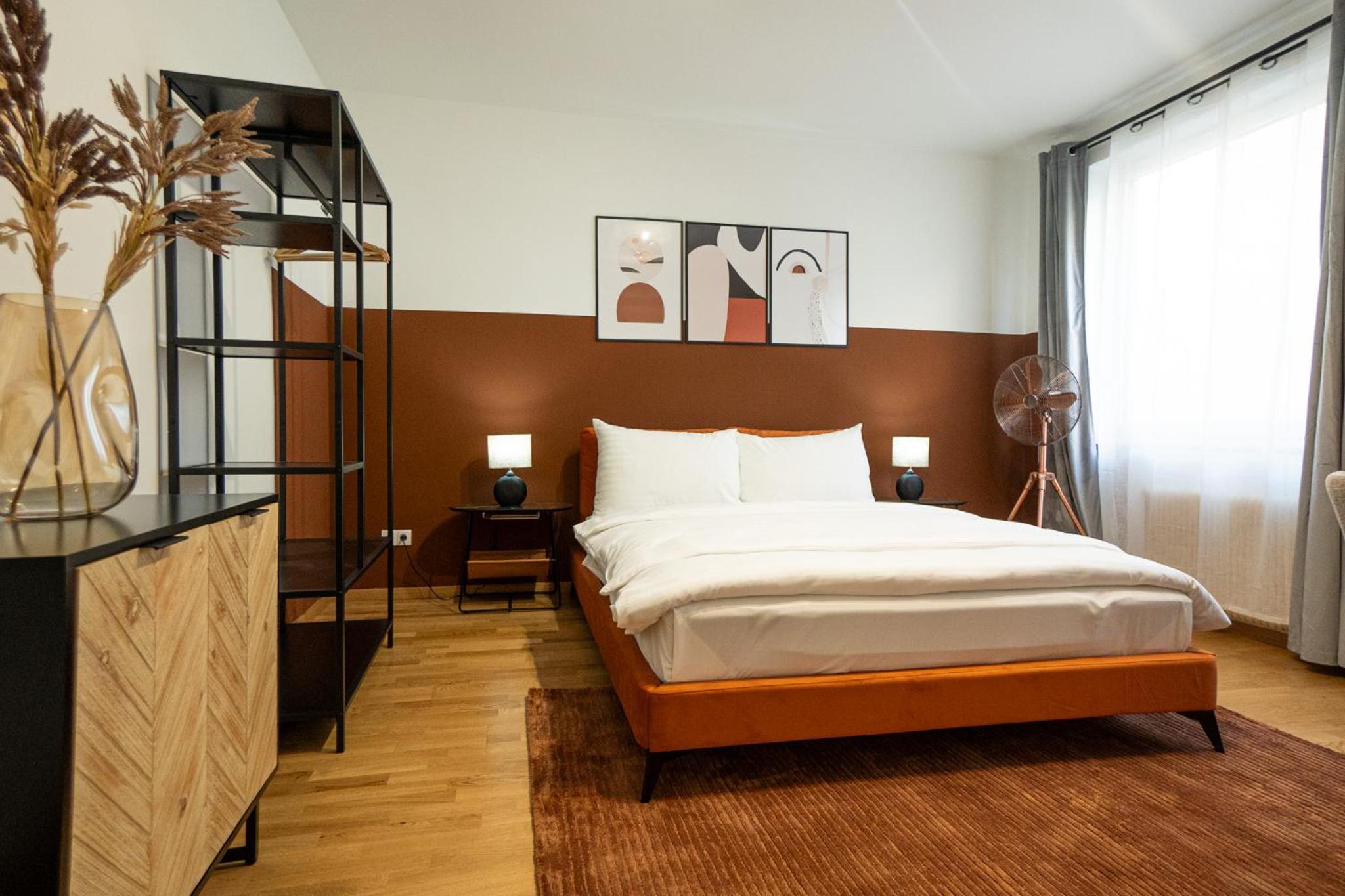 Spacious studio in prime location with queen bed