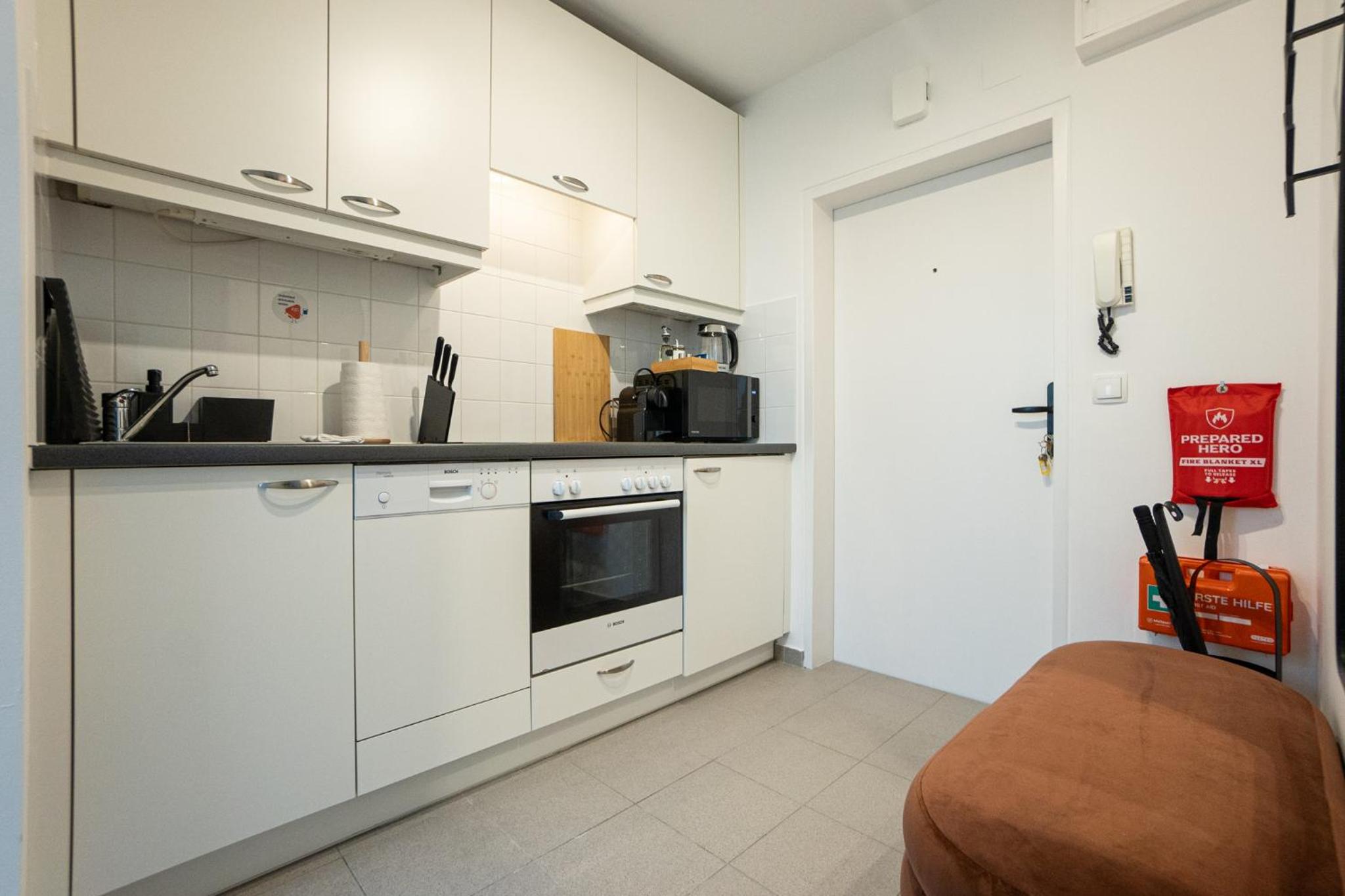 Spacious studio in prime location with queen bed