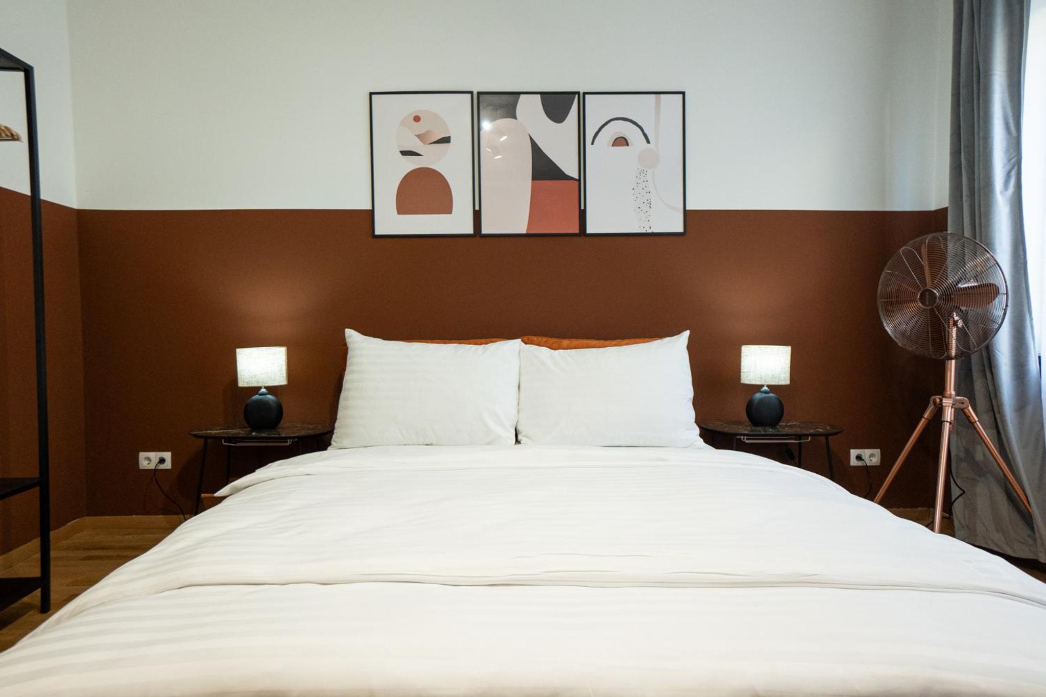 Spacious studio in prime location with queen bed