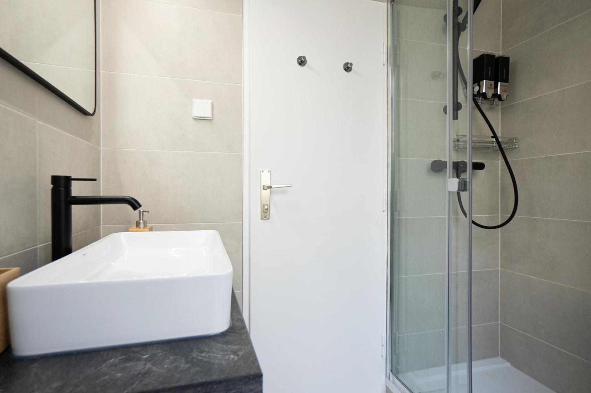 Spacious studio in prime location with queen bed