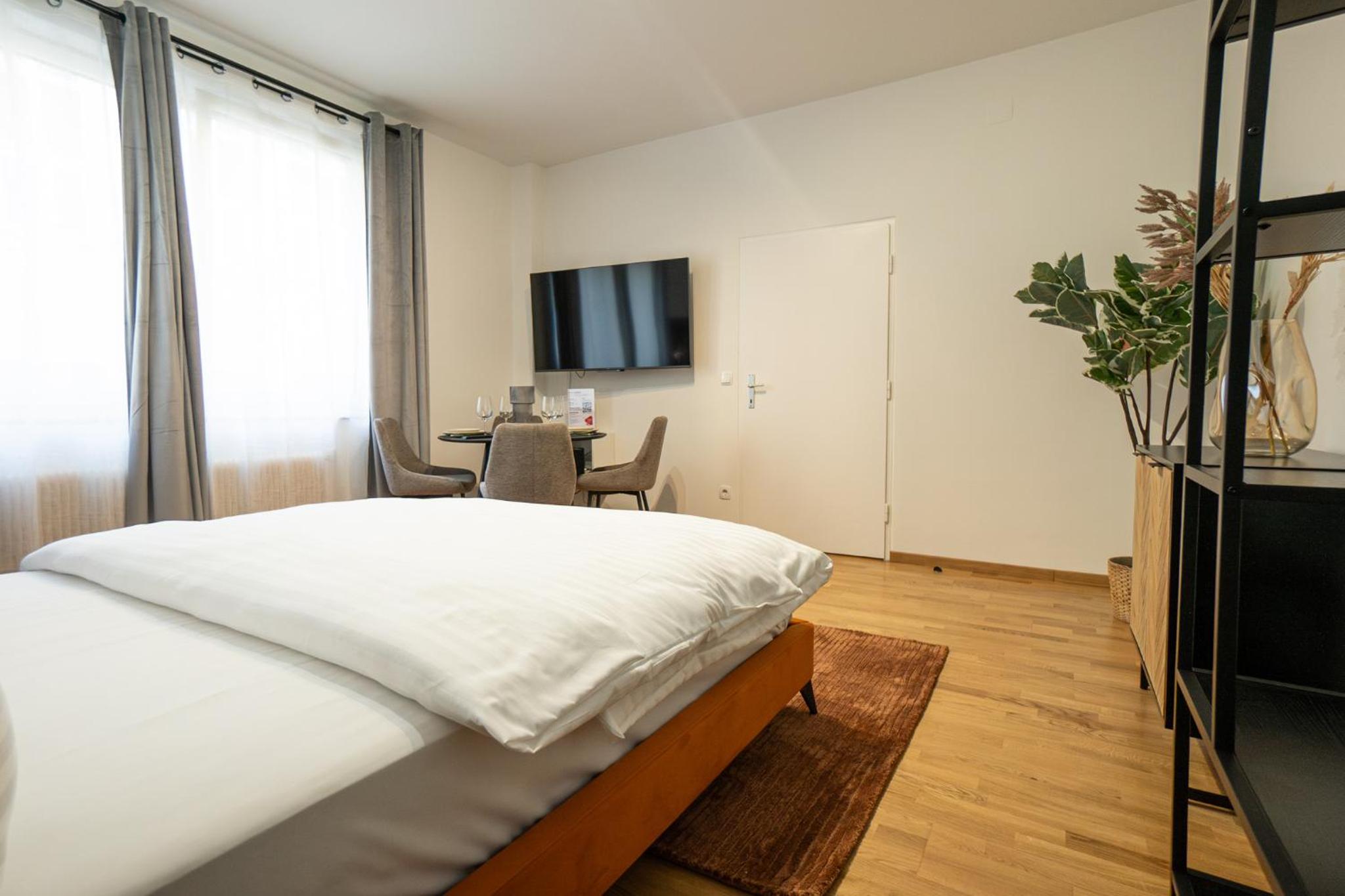Spacious studio in prime location with queen bed