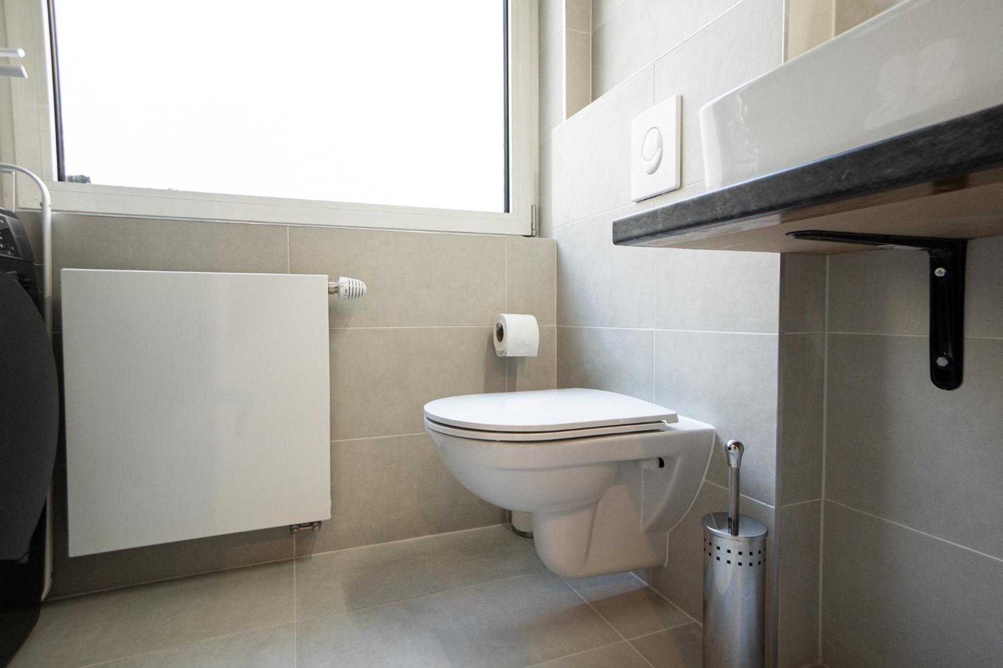 Spacious studio in prime location with queen bed