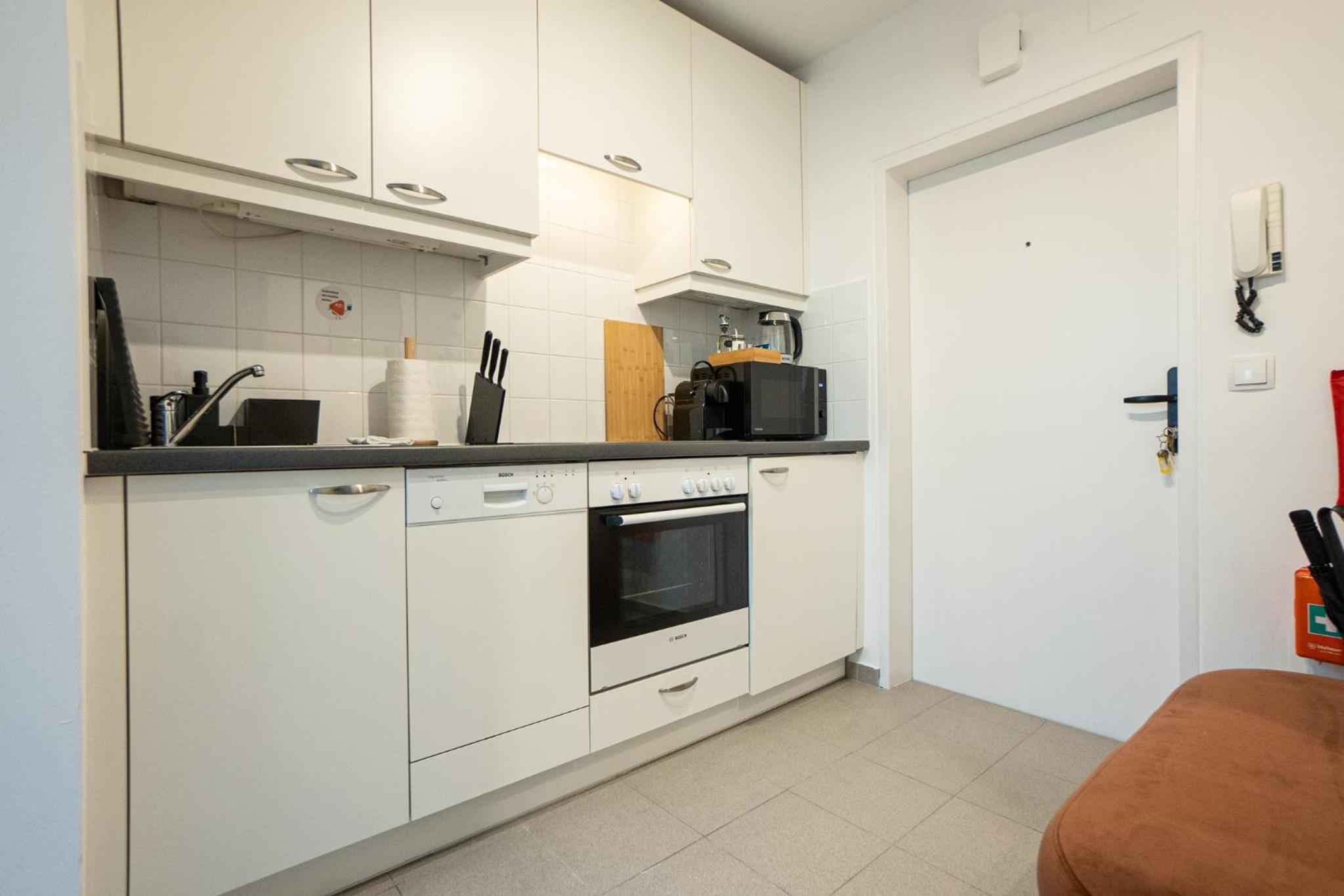 Spacious studio in prime location with queen bed