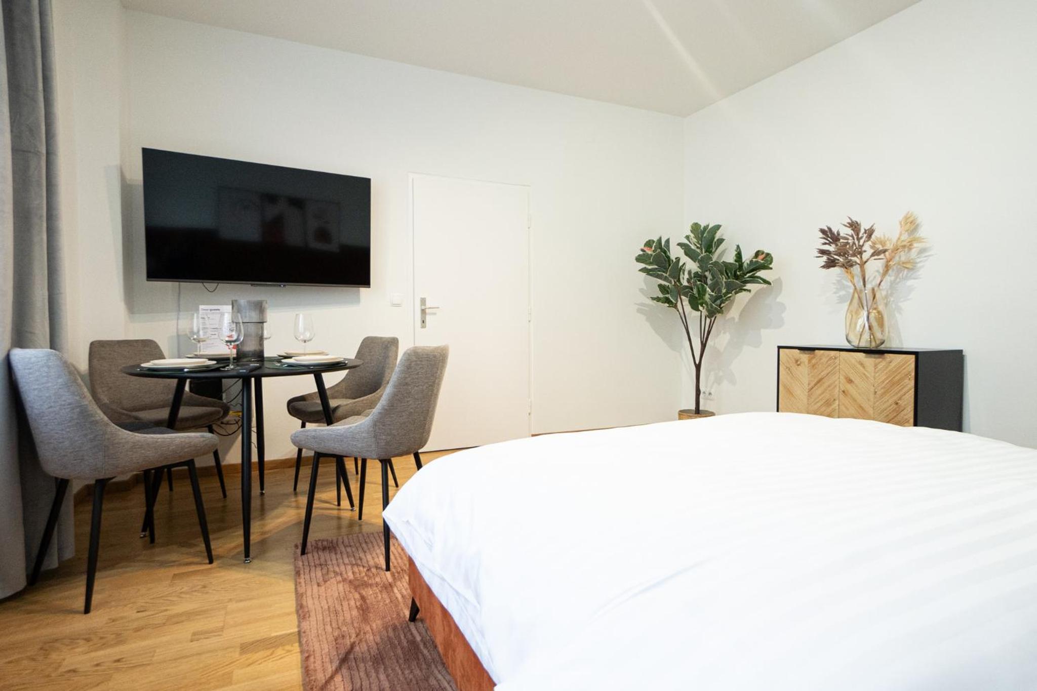 Spacious studio in prime location with queen bed