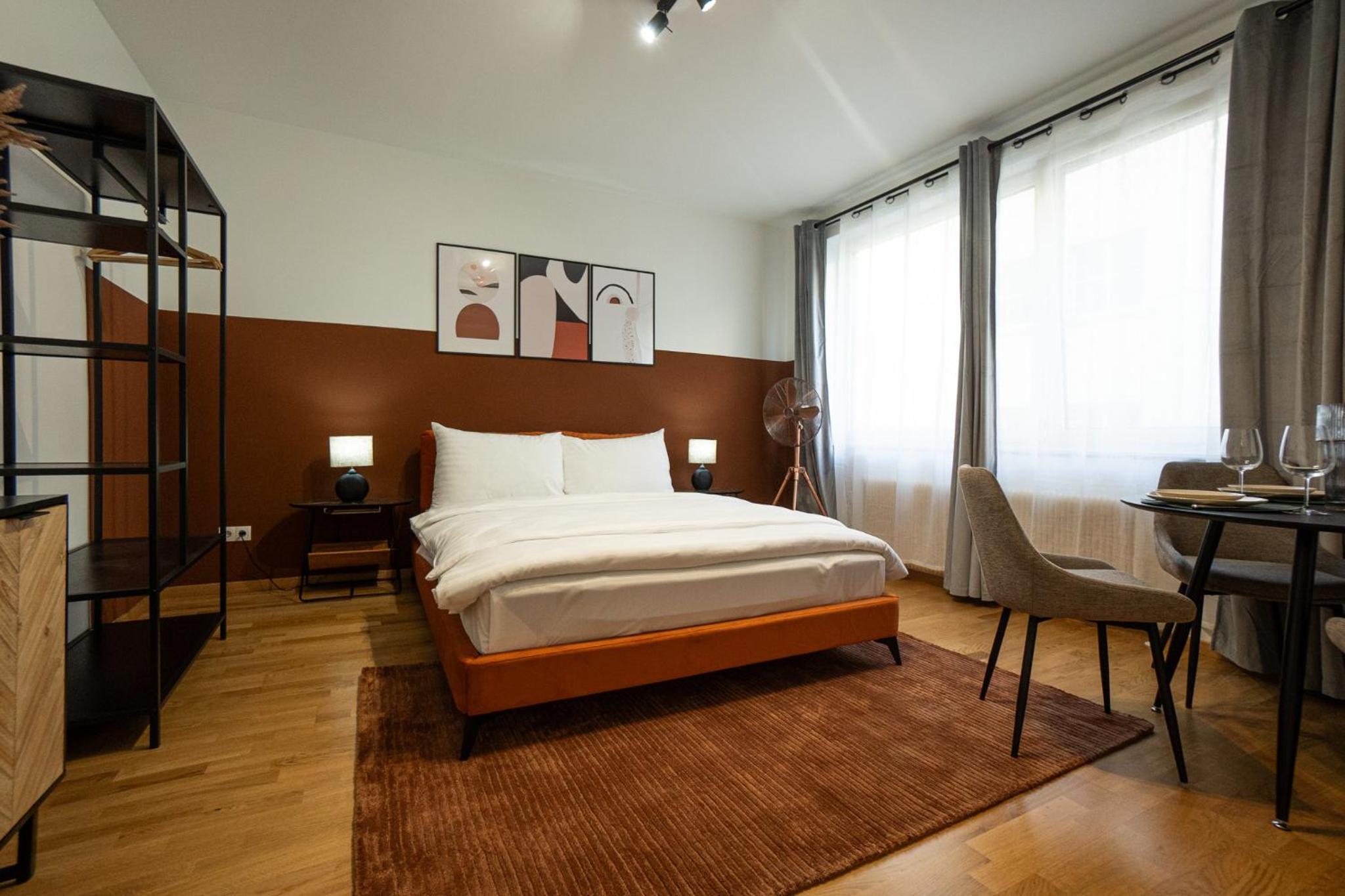 Spacious studio in prime location with queen bed