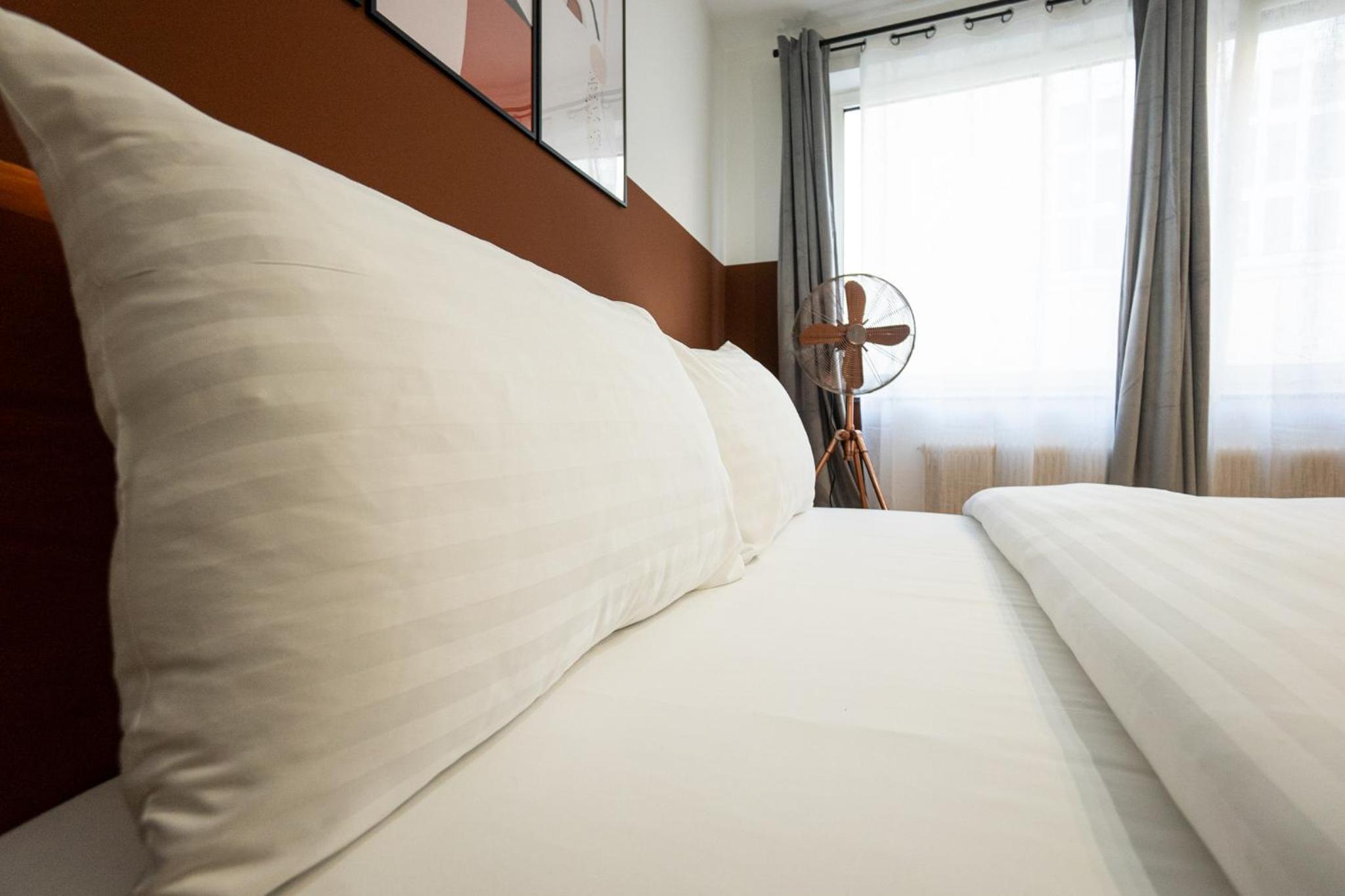 Spacious studio in prime location with queen bed