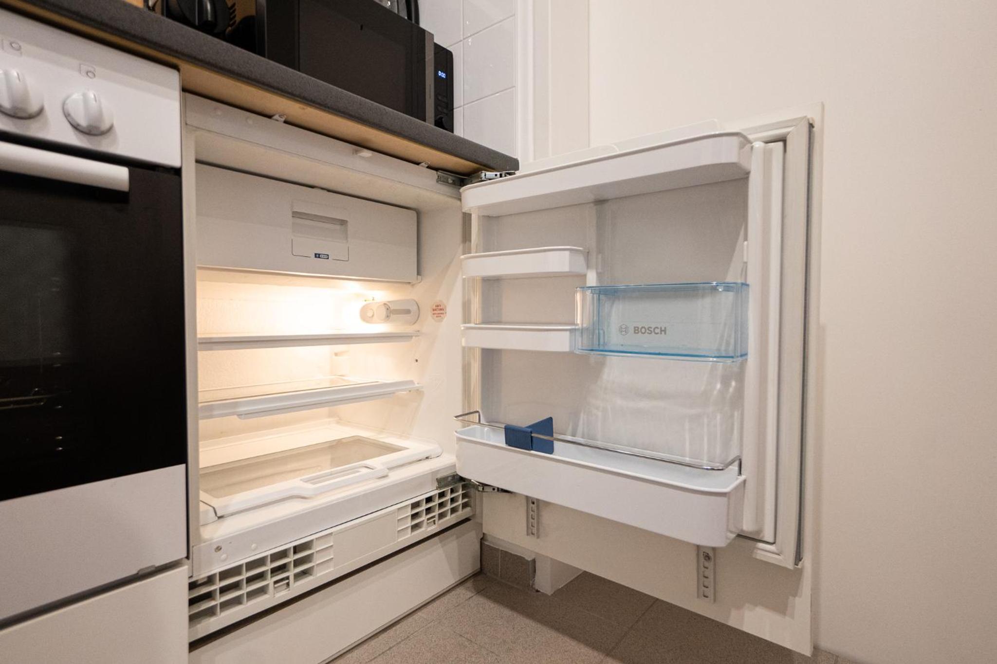 Spacious studio in prime location with queen bed