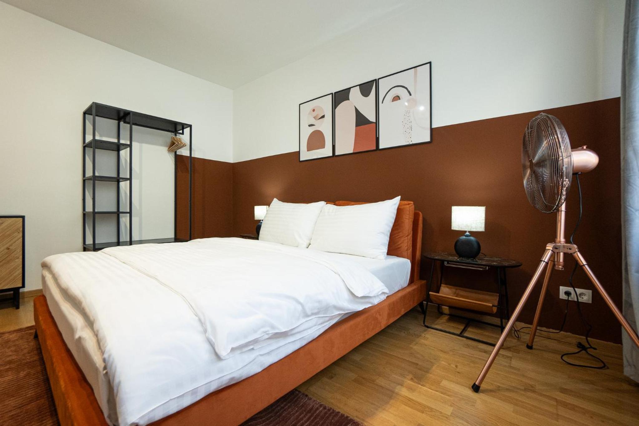 Spacious studio in prime location with queen bed