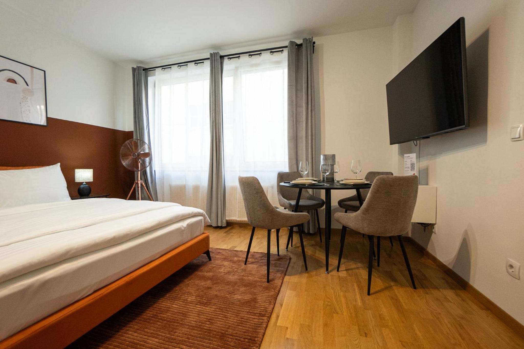 Spacious studio in prime location with queen bed