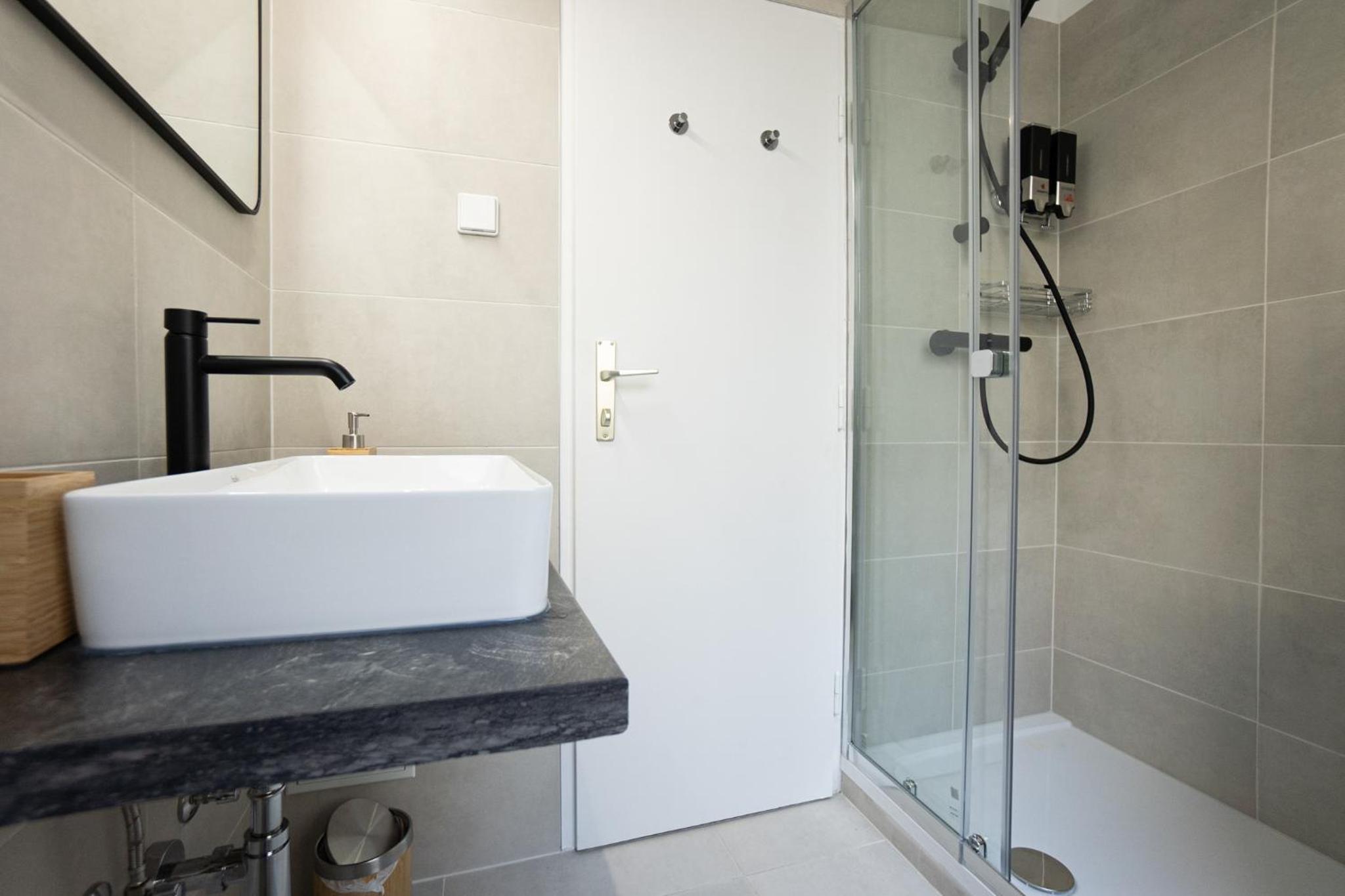 Spacious studio in prime location with queen bed