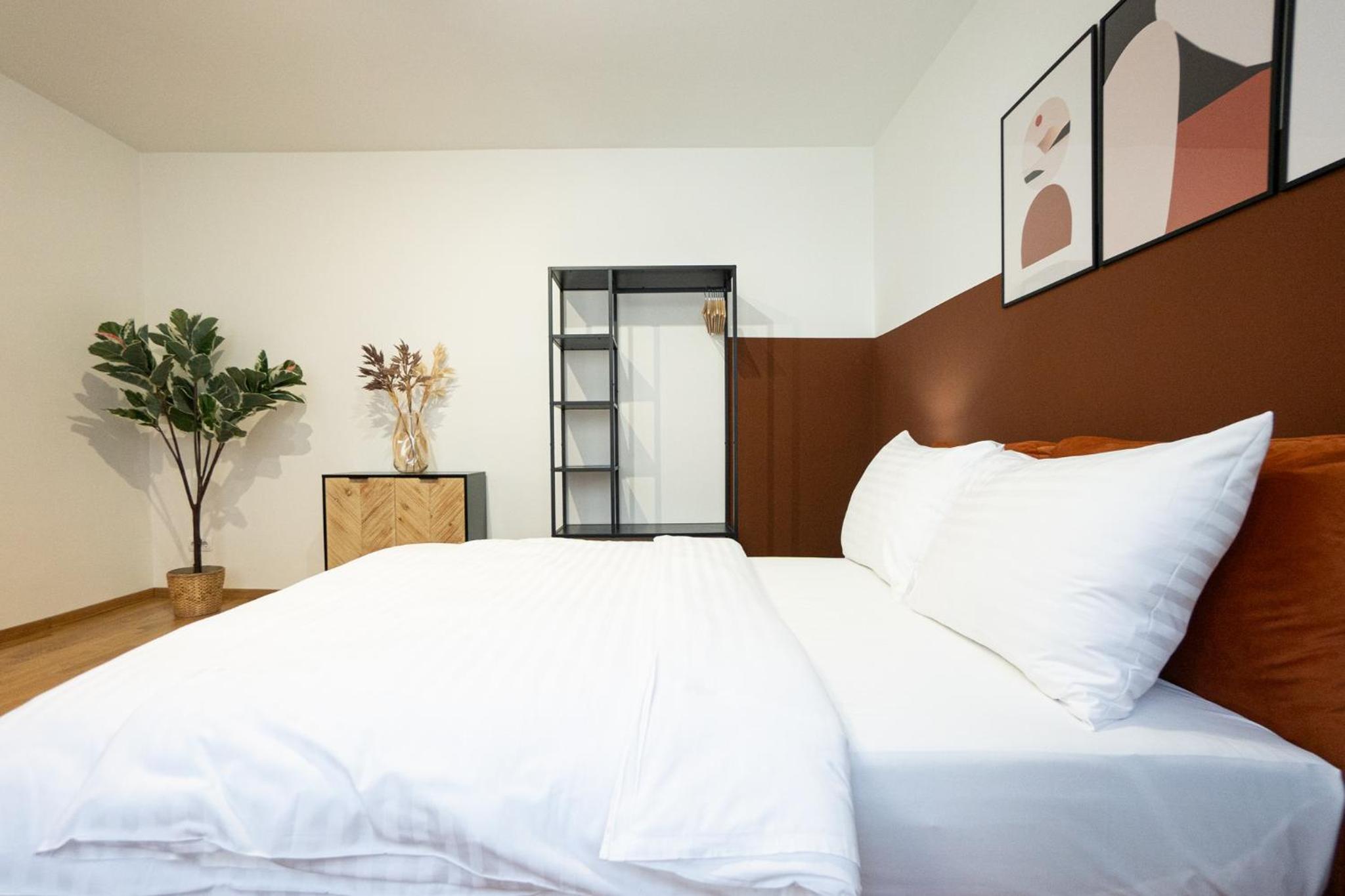 Spacious studio in prime location with queen bed