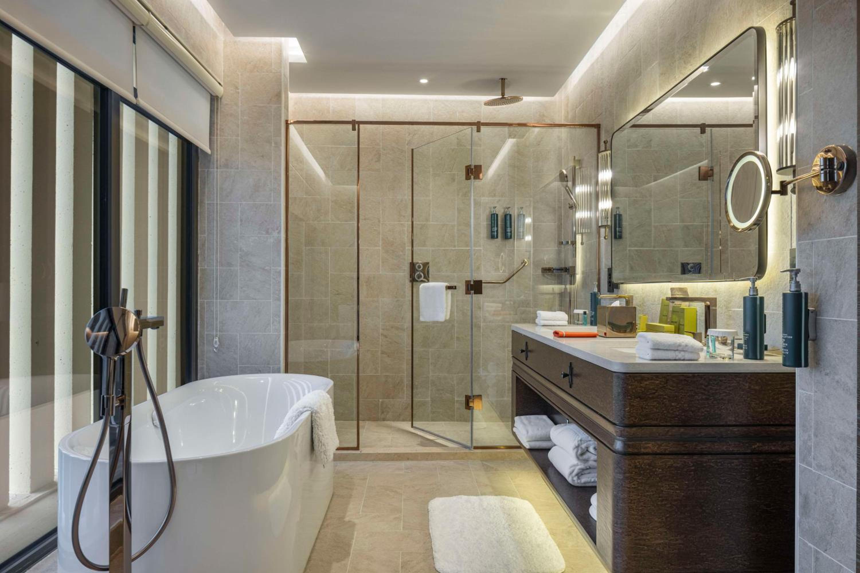 Hilton Istanbul Bosphorus - Image 39