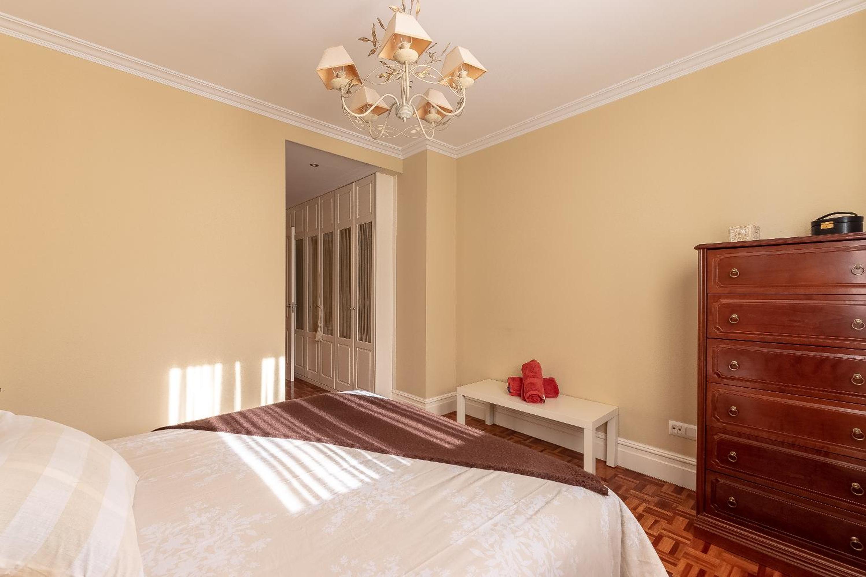 Grande luminoso, garaje, Bilbao Arena, Casco Viejo