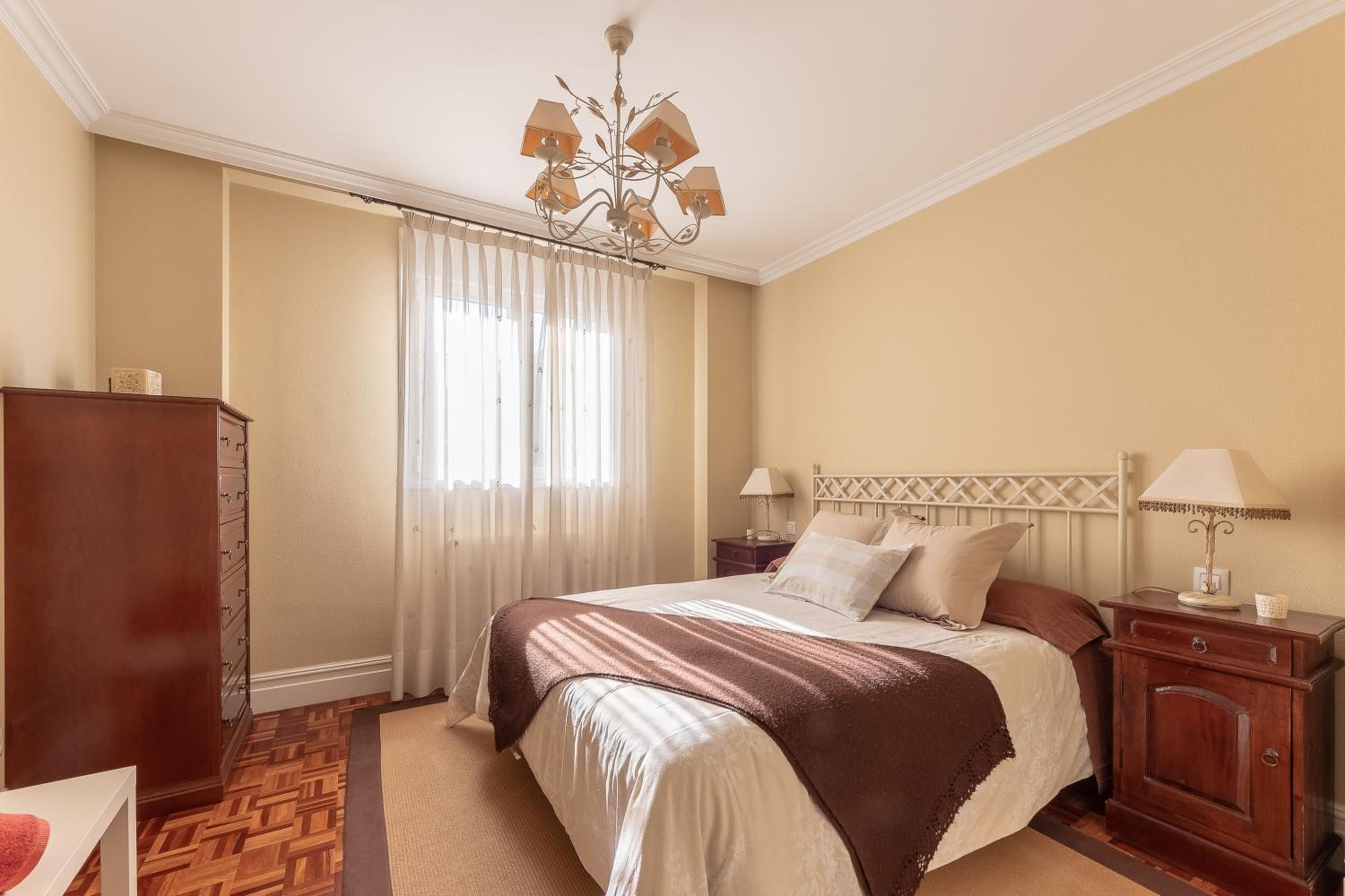 Grande luminoso, garaje, Bilbao Arena, Casco Viejo