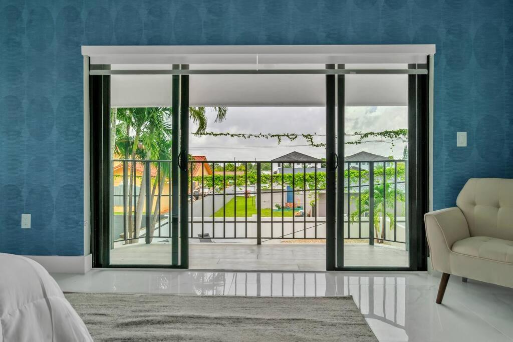 April Sale! 4 BR - Private Pool, Grill, Soaking Tub, Near Coral Gables & MIA Airport