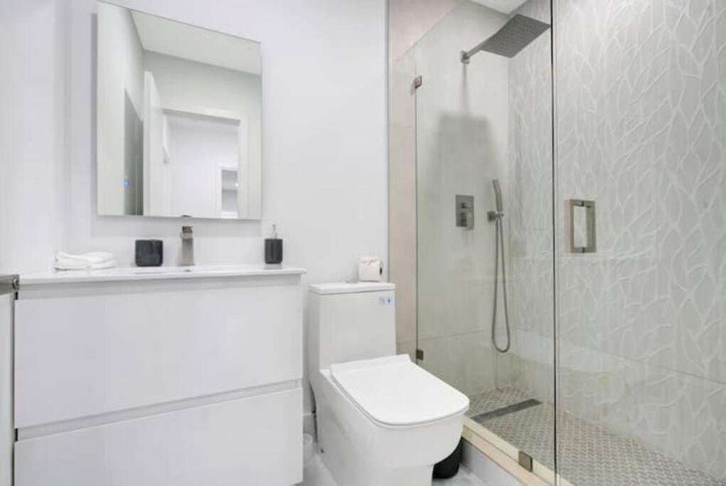 April Sale! 4 BR - Private Pool, Grill, Soaking Tub, Near Coral Gables & MIA Airport