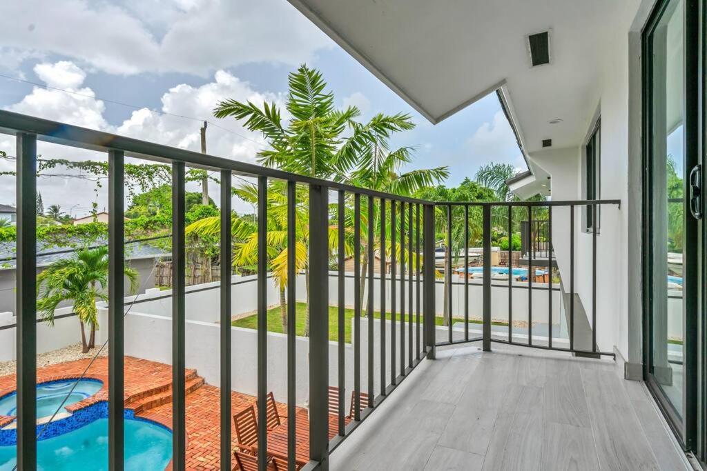 April Sale! 4 BR - Private Pool, Grill, Soaking Tub, Near Coral Gables & MIA Airport