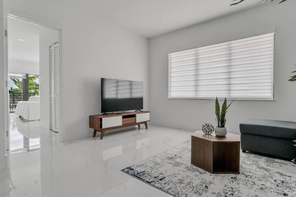 April Sale! 4 BR - Private Pool, Grill, Soaking Tub, Near Coral Gables & MIA Airport