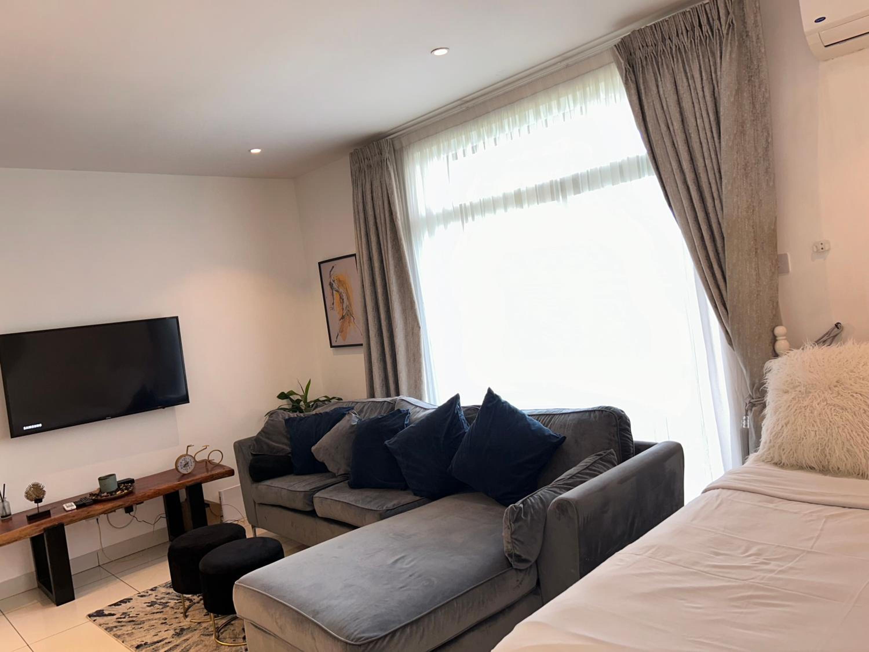 Cozy Abode by Embassy Gardens