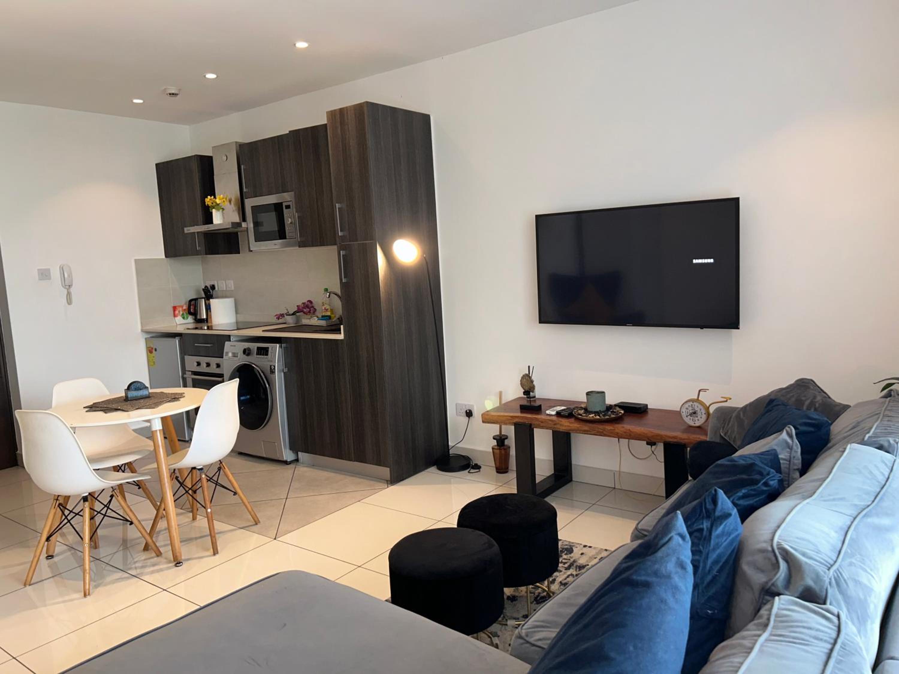 Cozy Abode by Embassy Gardens