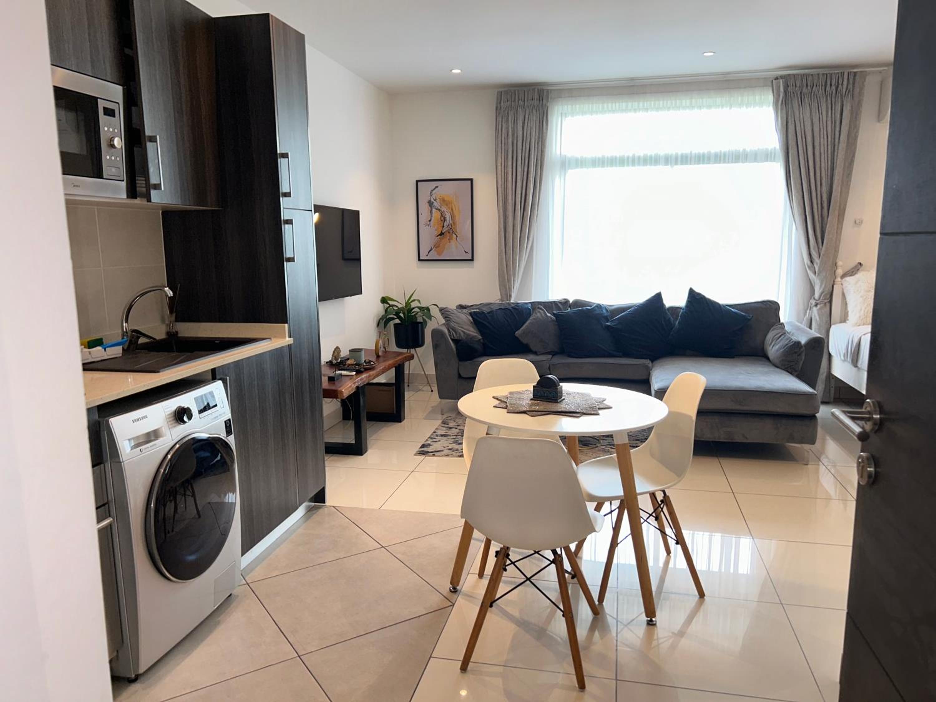 Cozy Abode by Embassy Gardens