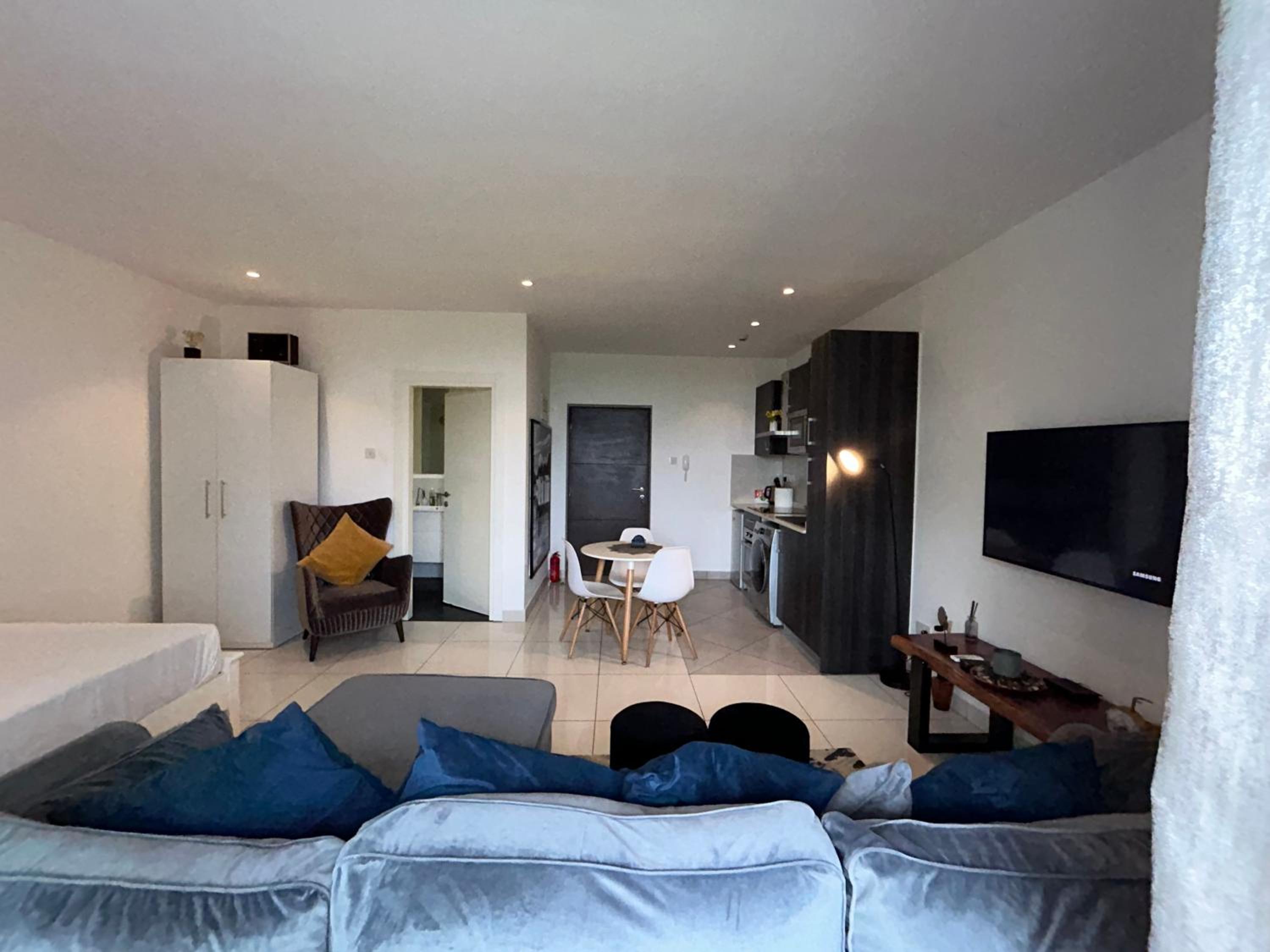 Cozy Abode by Embassy Gardens