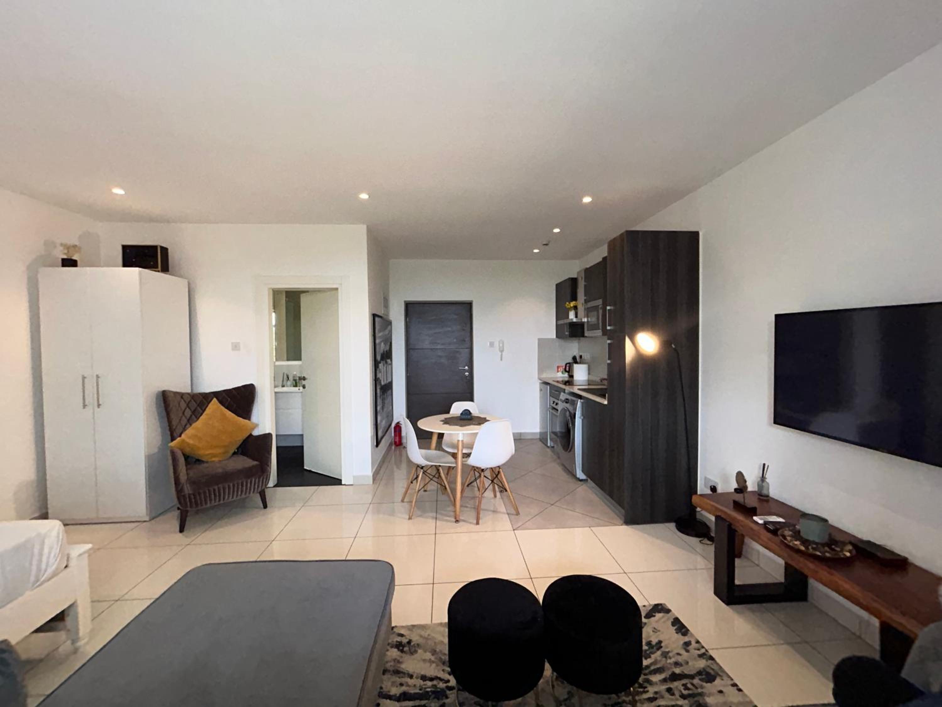Cozy Abode by Embassy Gardens