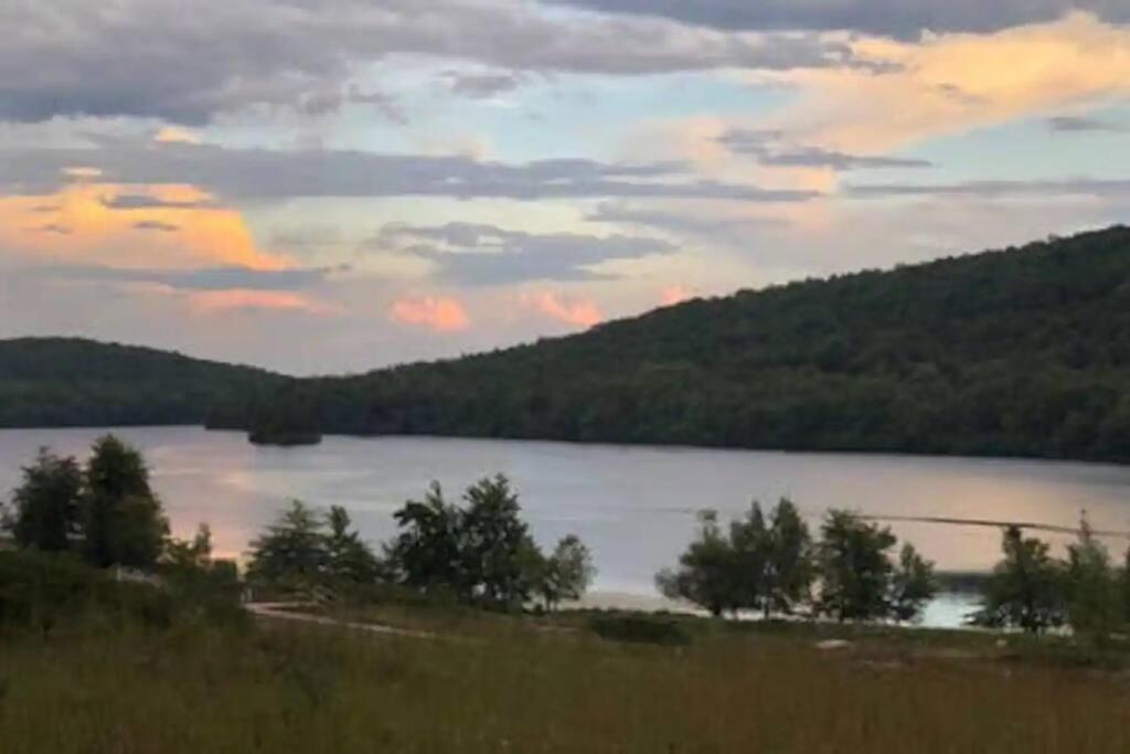Lake Harmony 4bdrm Ski pool hot tub lake view 4