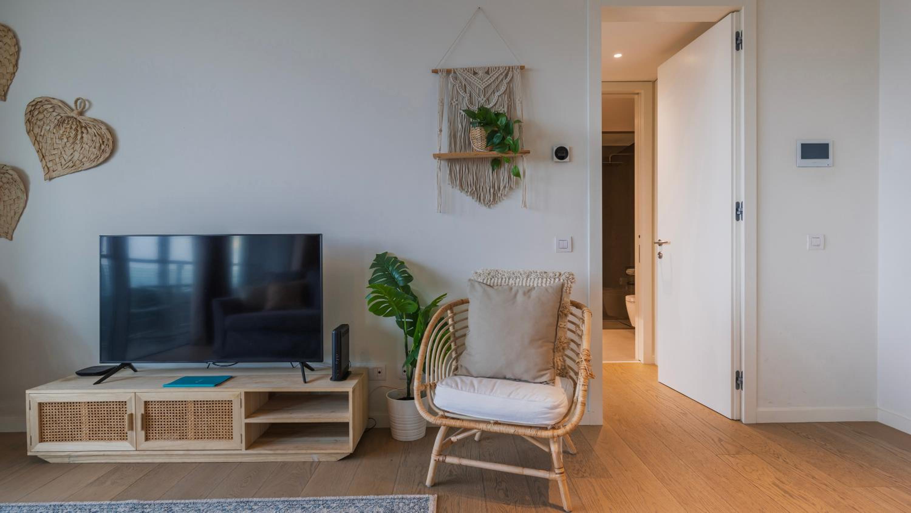 River View 1BDR Apartment by LovelyStay