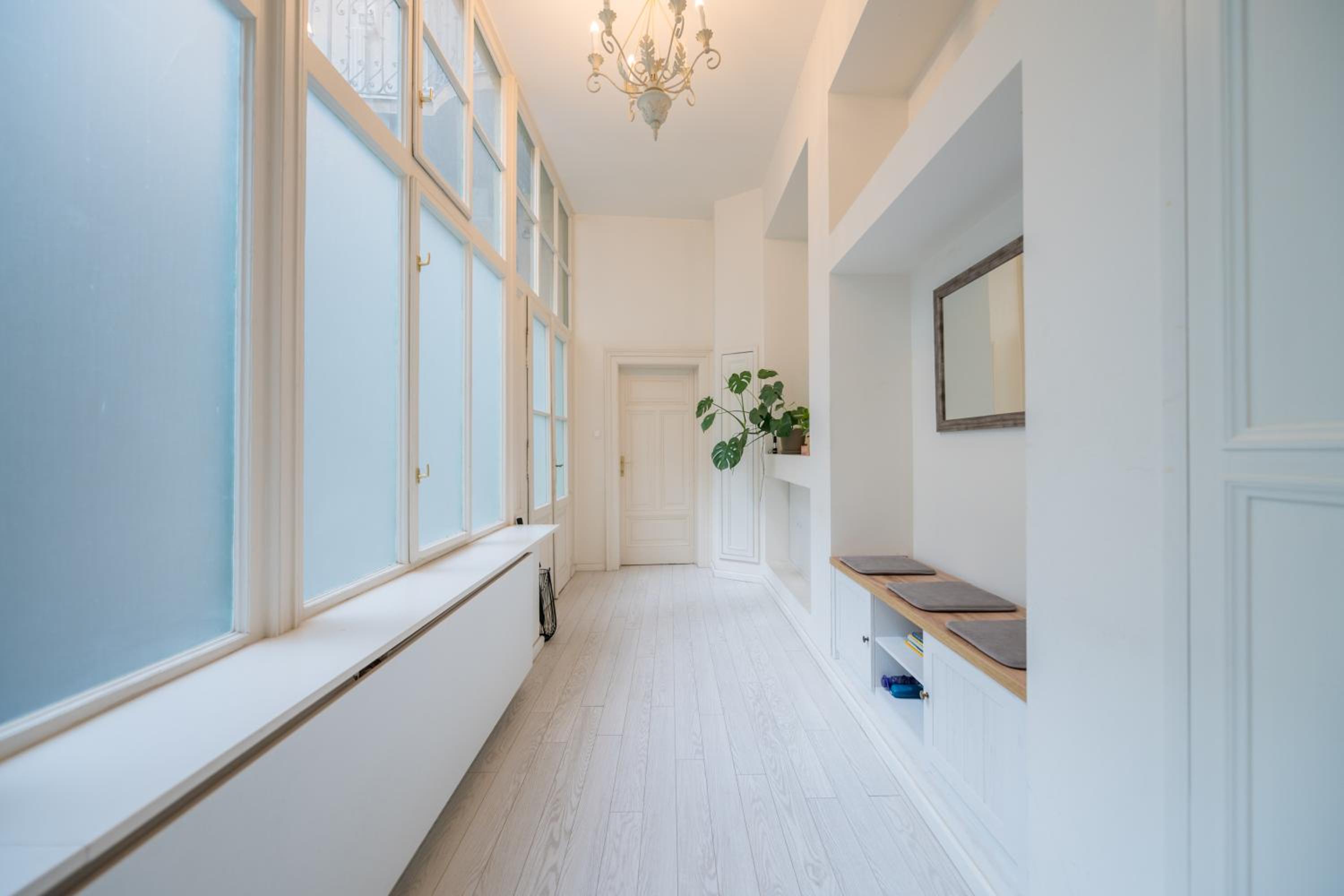 Spacious 3 bedroom, 3 ensuite bathroom elegant apartment near the Opera House view 2