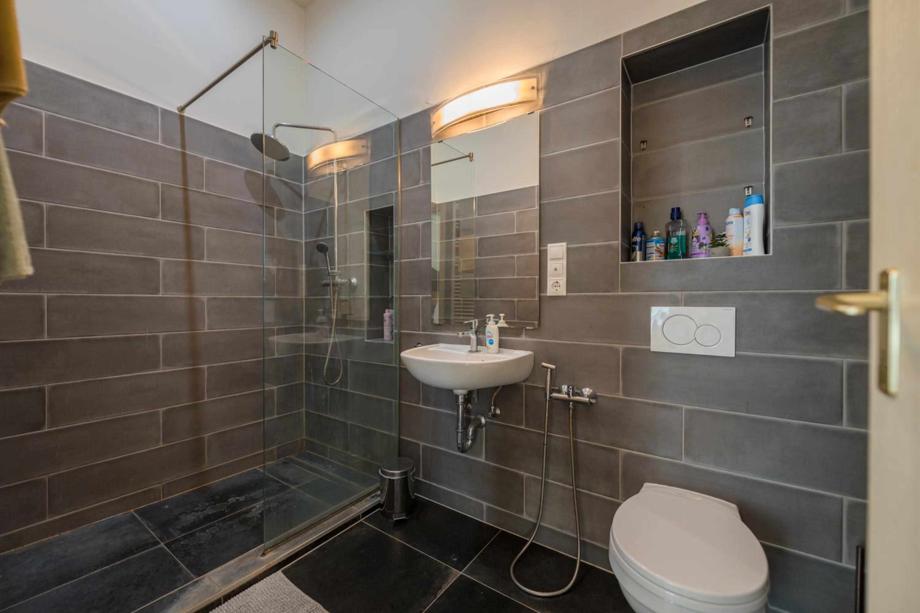 Spacious 3 bedroom, 3 ensuite bathroom elegant apartment near the Opera House view 5