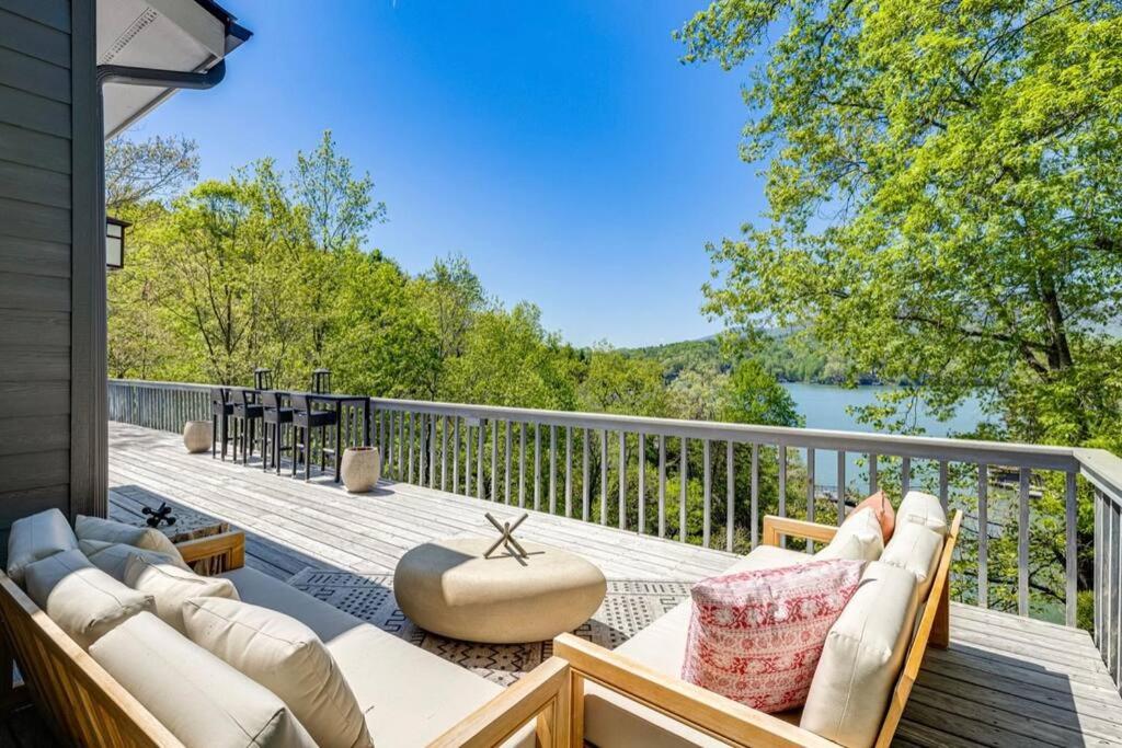 Lakeside Serenity Mnt Views Decks Foosball view 4