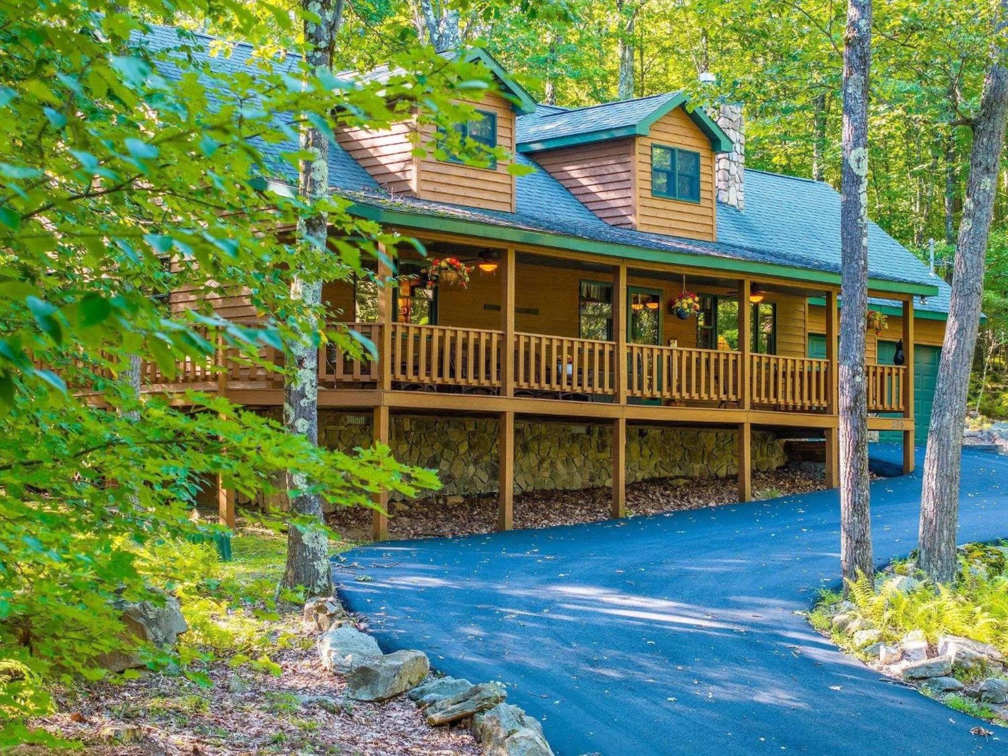 The Bear's Den Lodge view 3