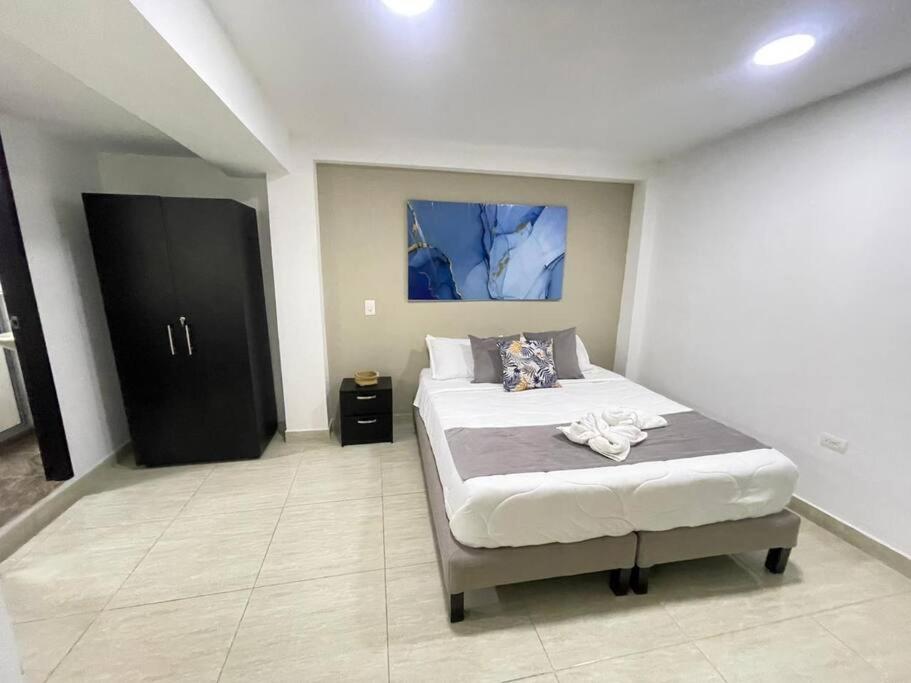 Castellana 201-Apartaestudio en la Castellana con espacio trabajo
