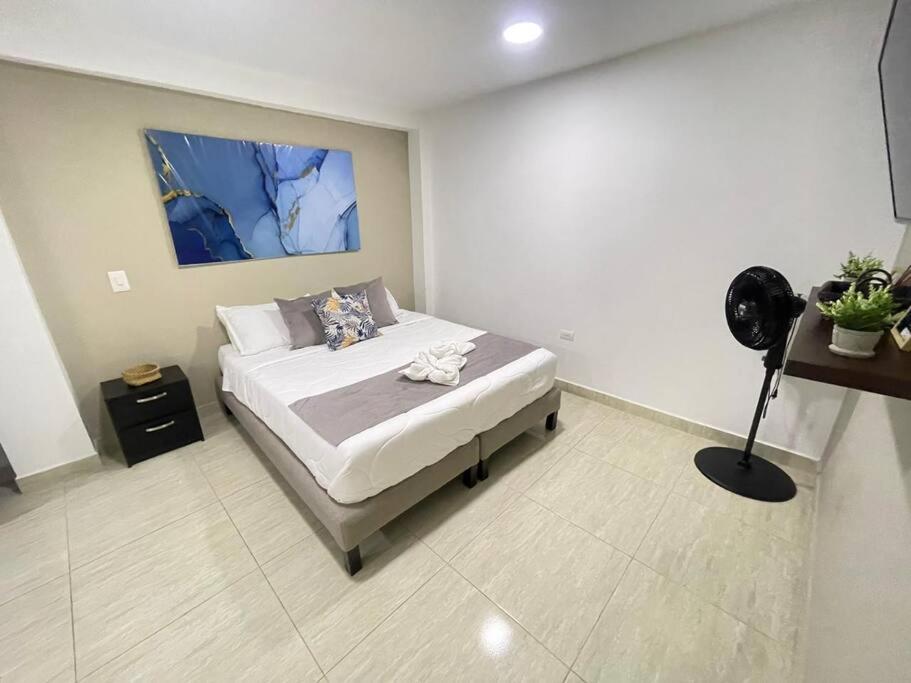 Castellana 201-Apartaestudio en la Castellana con espacio trabajo