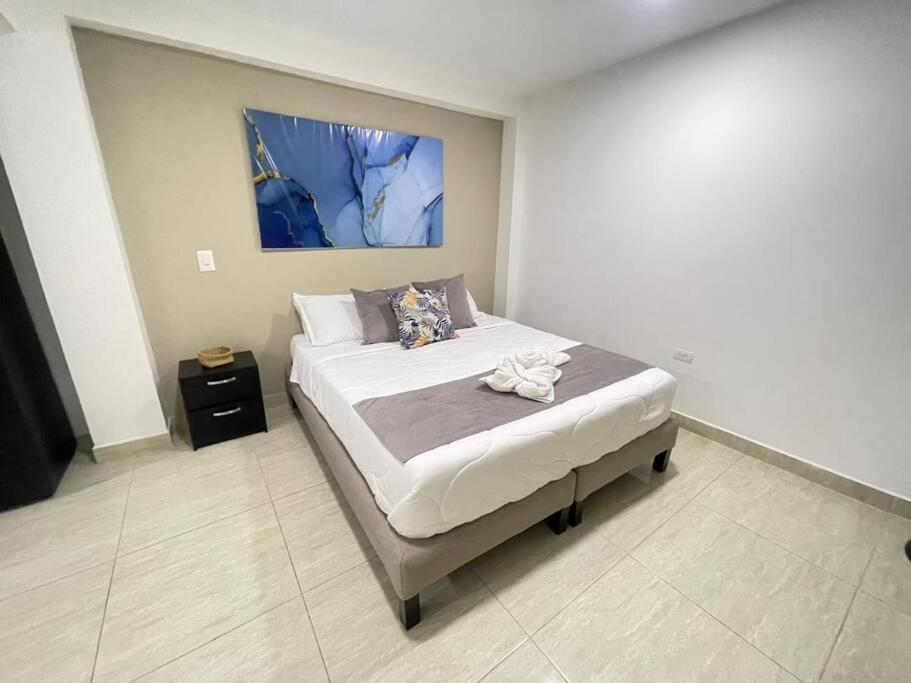 Castellana 201-Apartaestudio en la Castellana con espacio trabajo