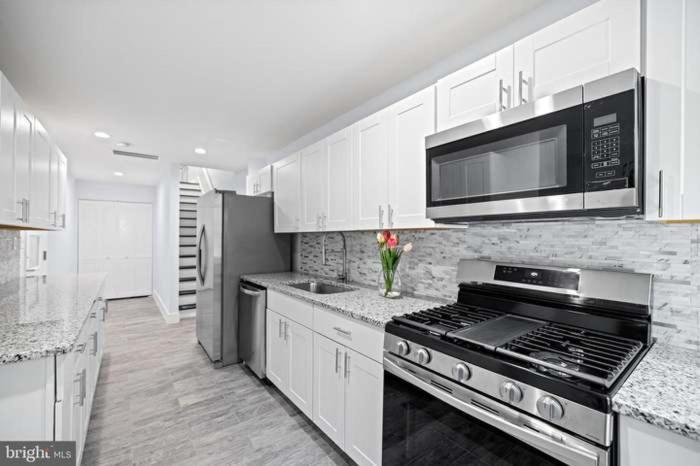 Beautiful 2 bedroom Apt on Morton st Nw view 3