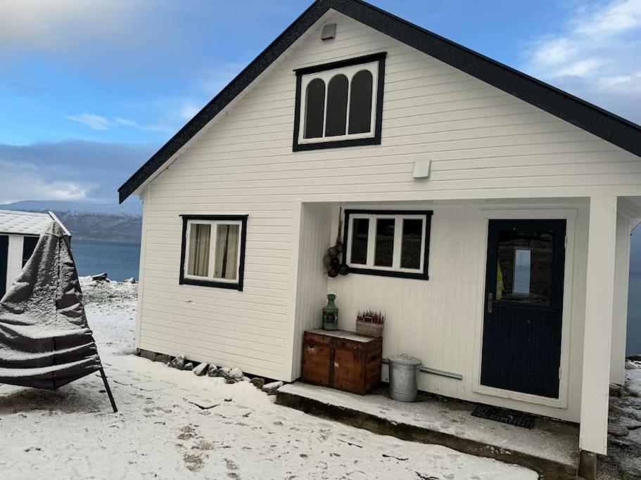 Unique romantic fisherman cabin! view 4