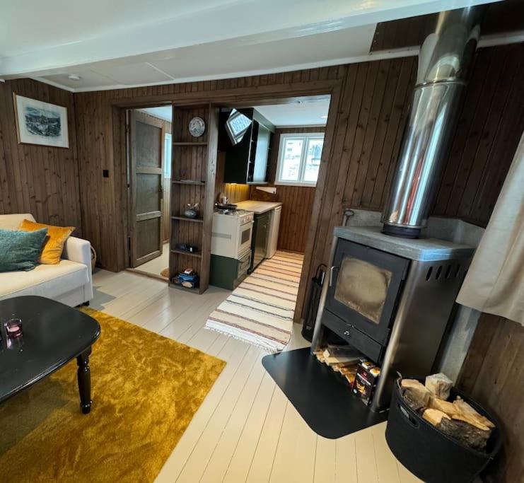 Unique romantic fisherman cabin! view 3