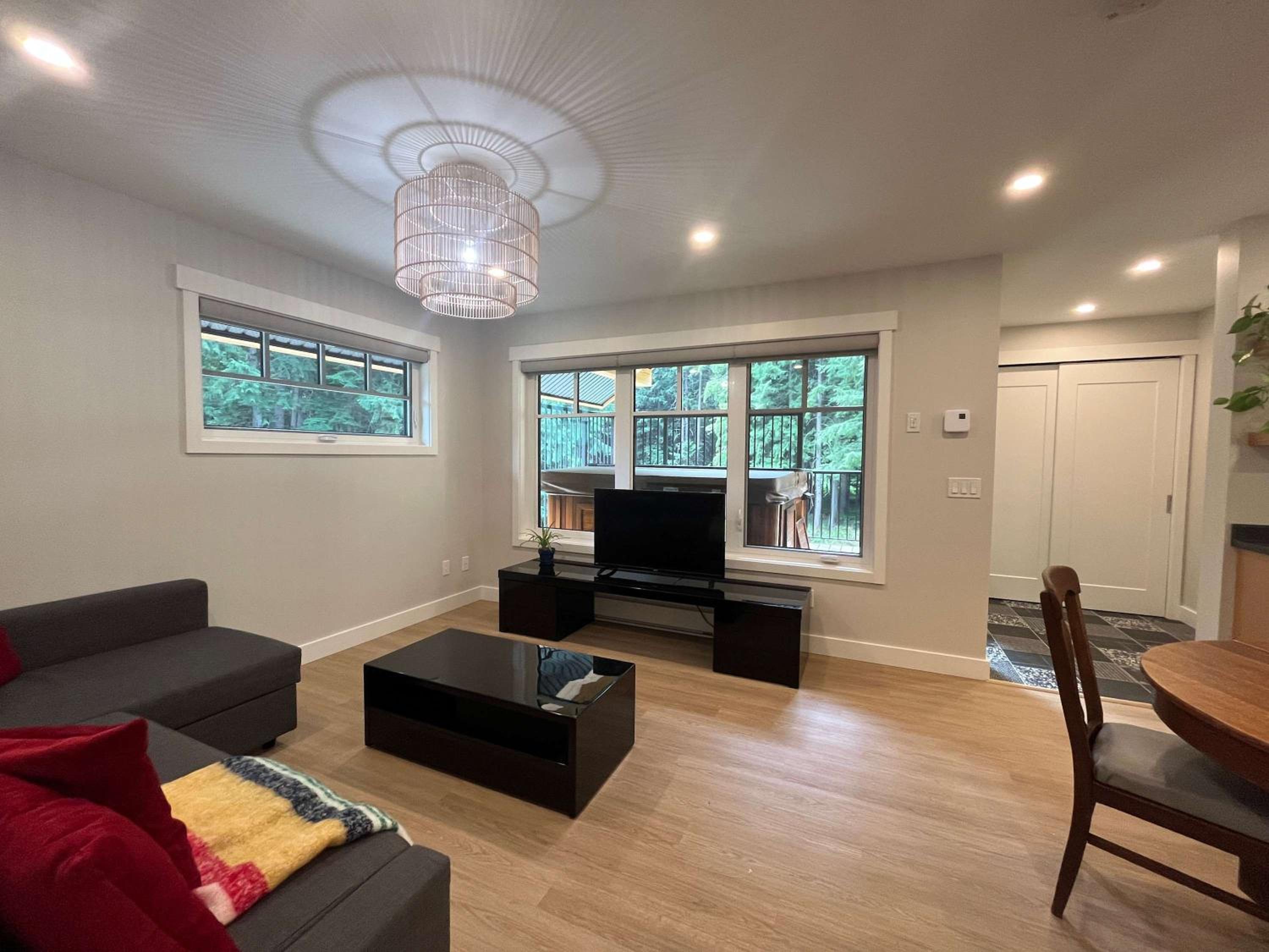 The Cedar Suite - Secluded Mountain Retreat with Forest Views and Hot Tub