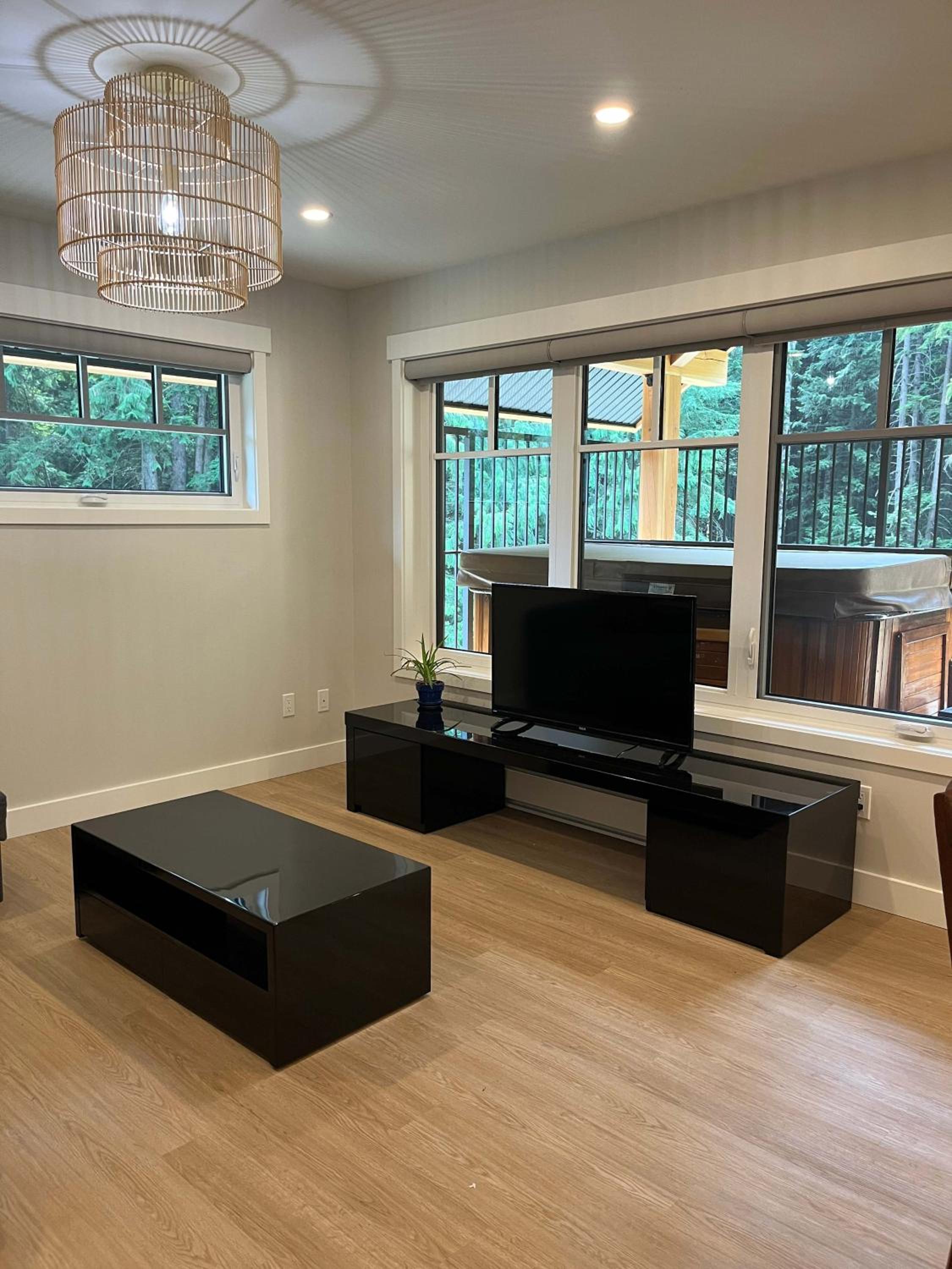 The Cedar Suite - Secluded Mountain Retreat with Forest Views and Hot Tub