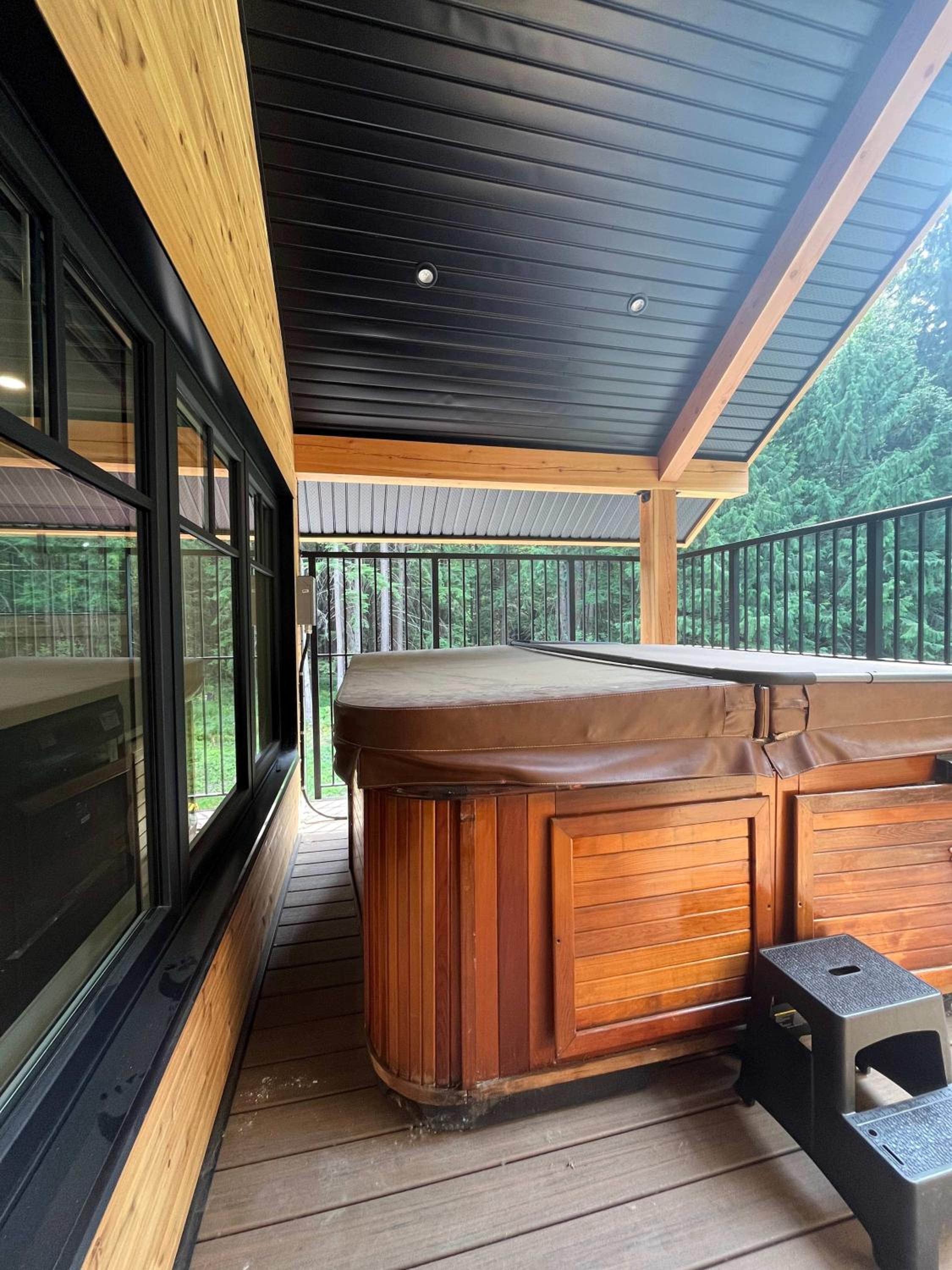 The Cedar Suite - Secluded Mountain Retreat with Forest Views and Hot Tub