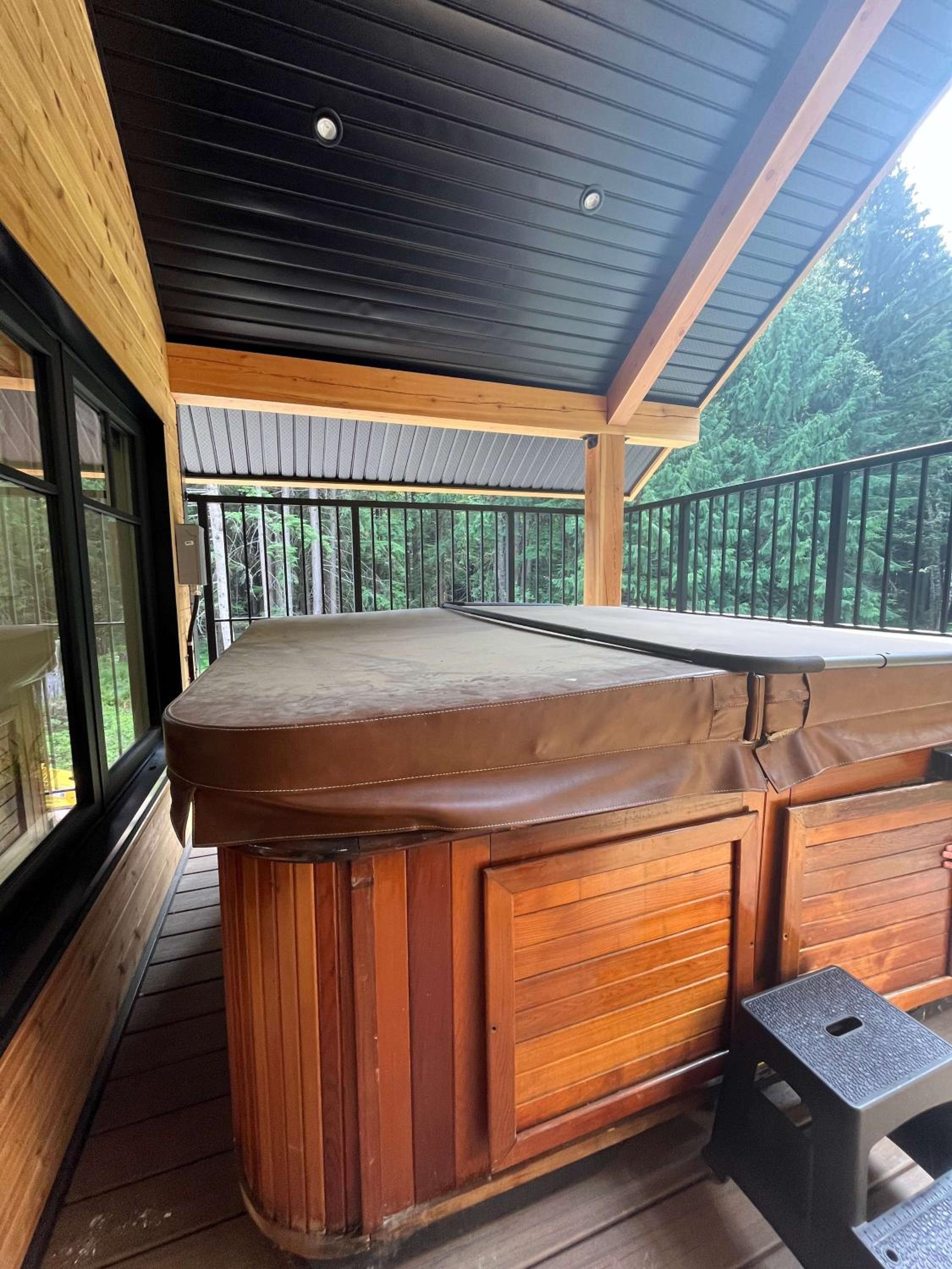 The Cedar Suite - Secluded Mountain Retreat with Forest Views and Hot Tub