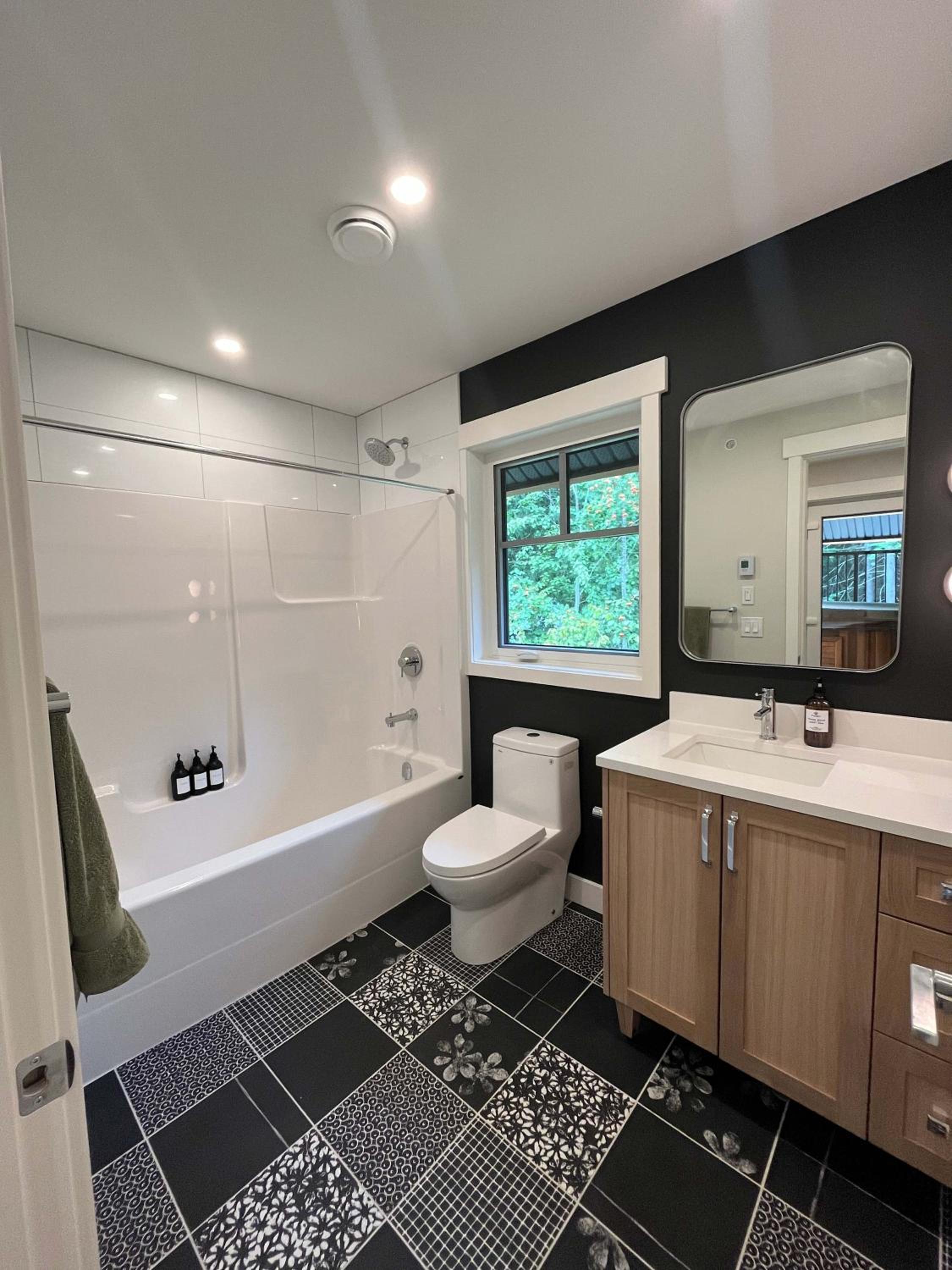 The Cedar Suite - Secluded Mountain Retreat with Forest Views and Hot Tub