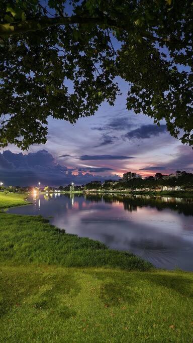 Apto aconchegante Centro Lago com 2 banheiros