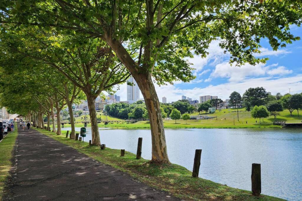 Apto aconchegante Centro Lago com 2 banheiros