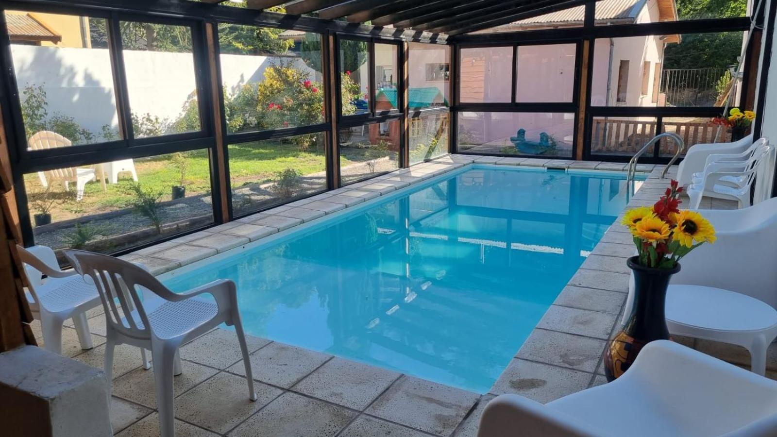 Cabaña con Piscina Cubierta